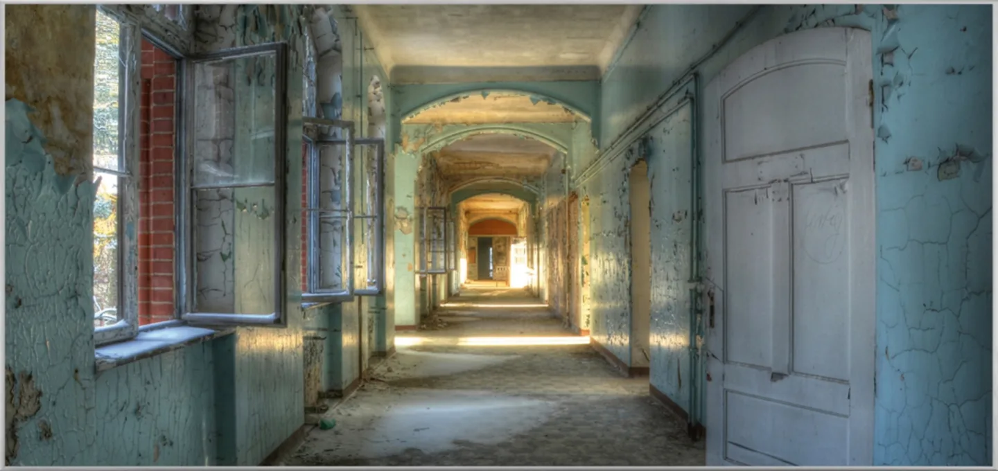 image LAND Bild mit Rahmen Lost Place Flur 1 | Schubiger Möbel
