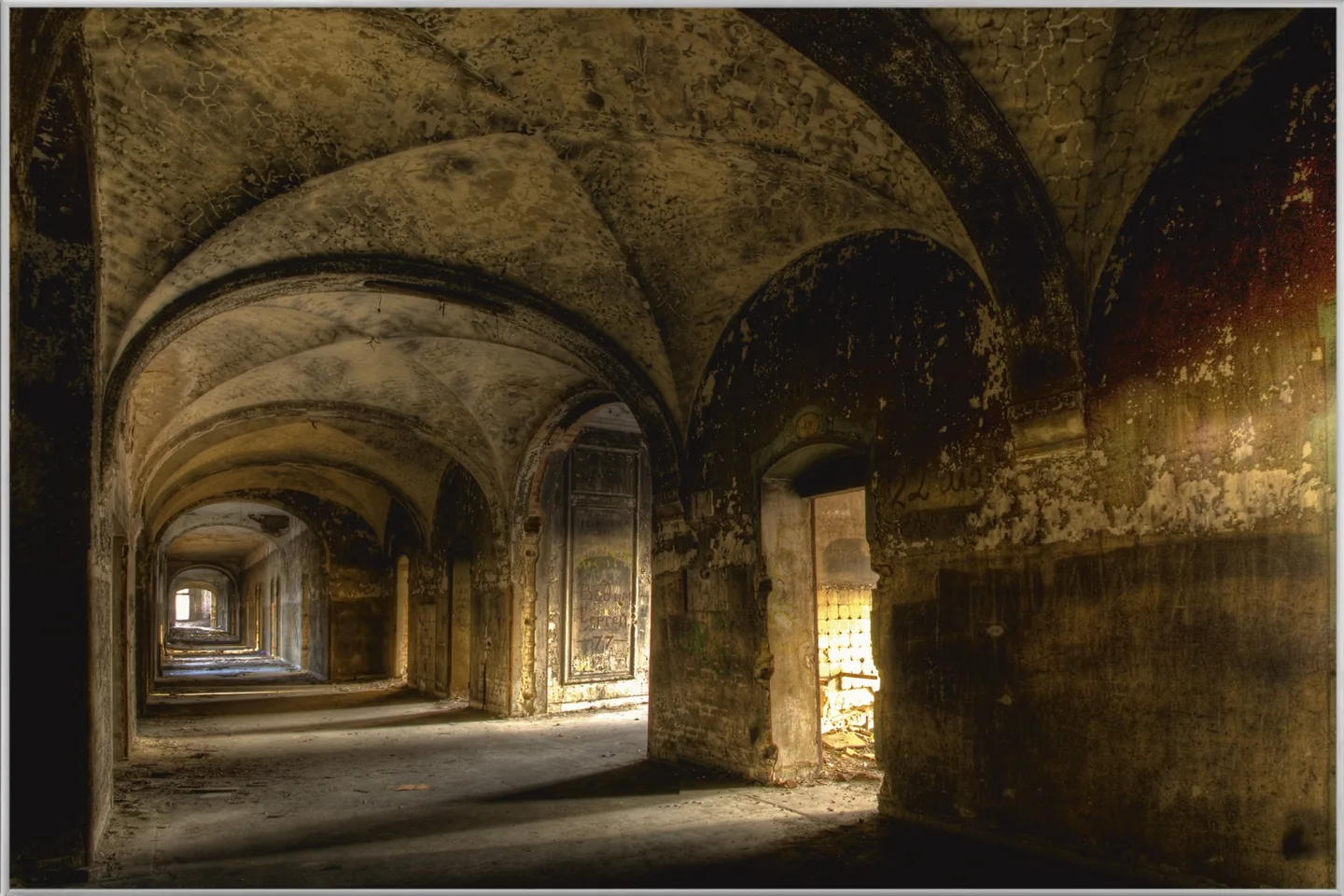 image LAND Bild mit Rahmen Lost Place Gewölbe | Schubiger Möbel