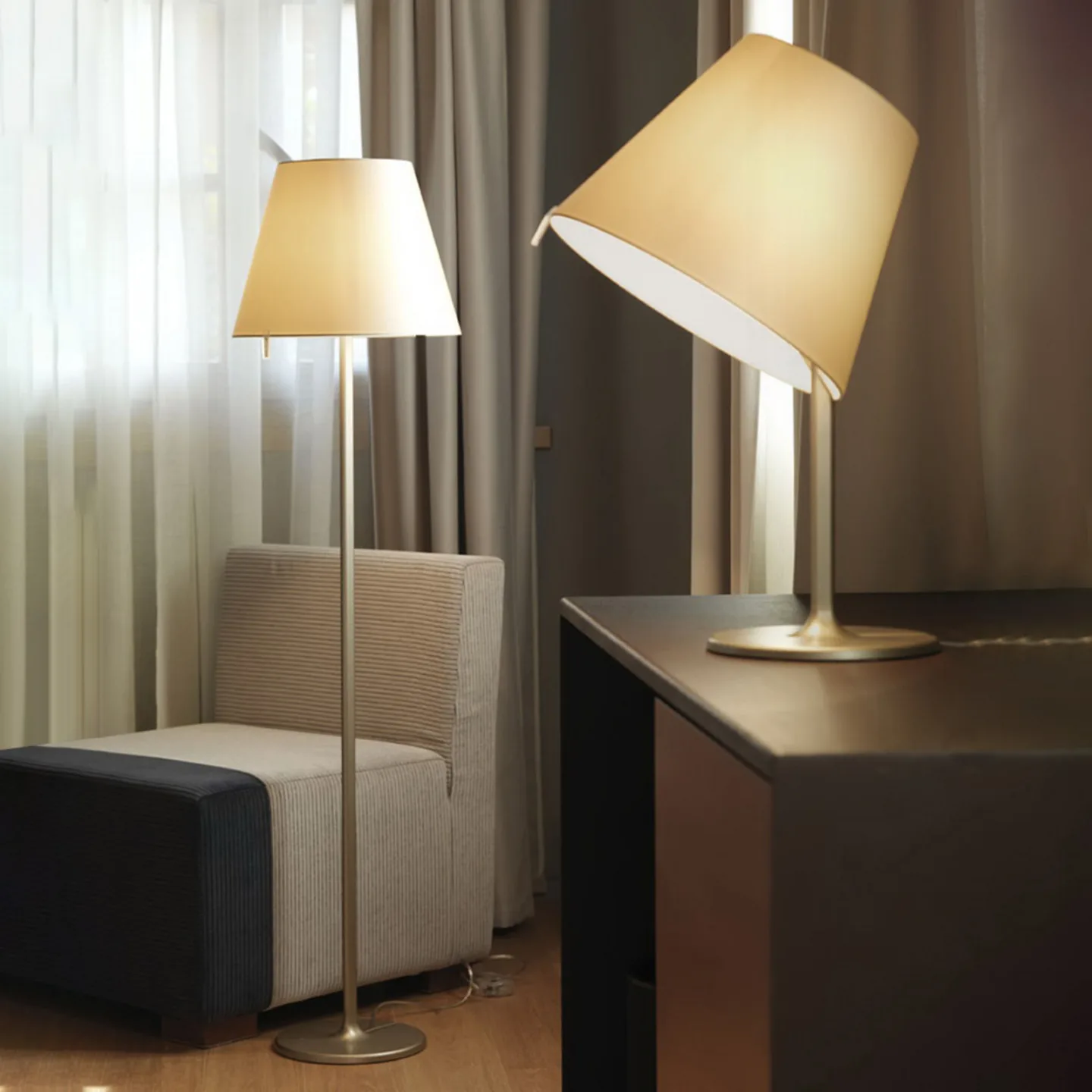 Melampo F Gulvlampe Bronze - Artemide - Stue - Design - Stof / tekstil - Med skærm