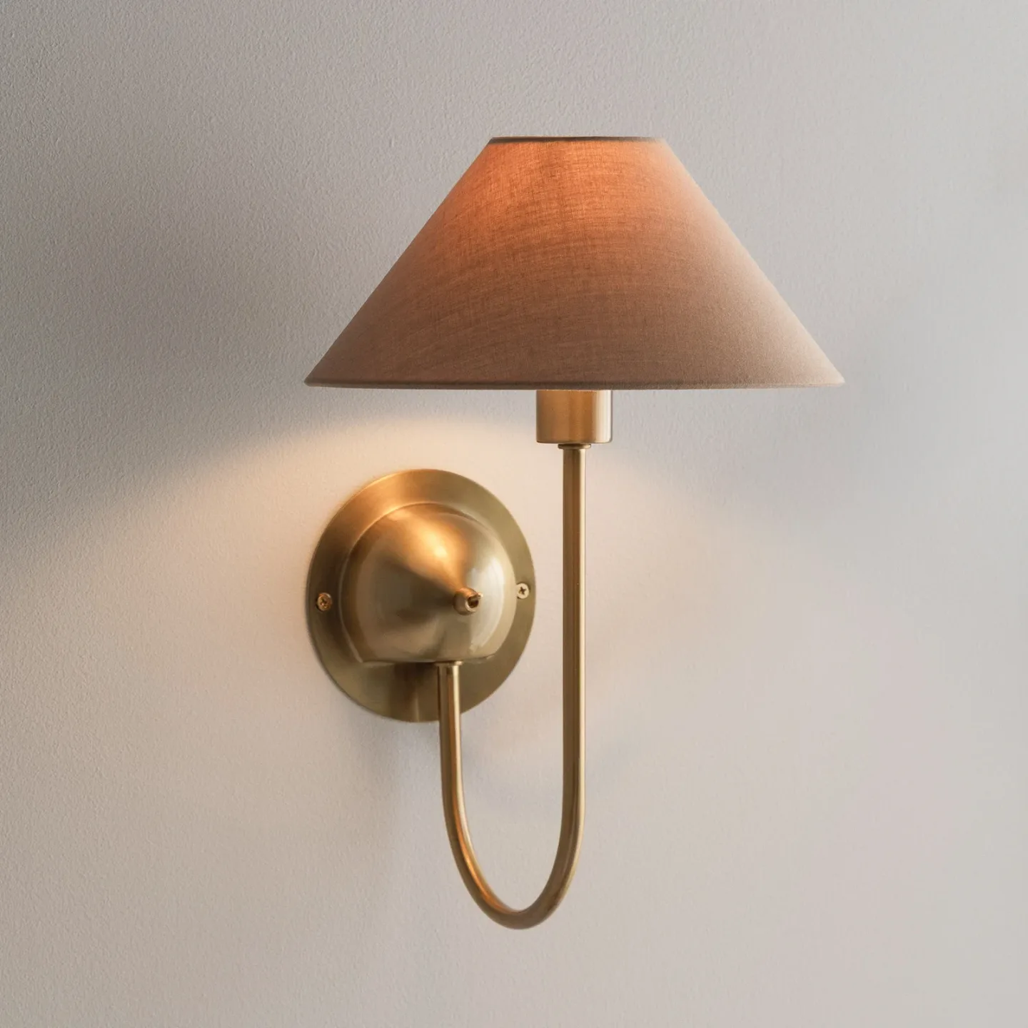 IRIS Wandlampe mokkabraun Höhe 32cm - Globen Lighting - Wohnzimmer - Skandinavisch - Stoff / Textil - Mit Schirm