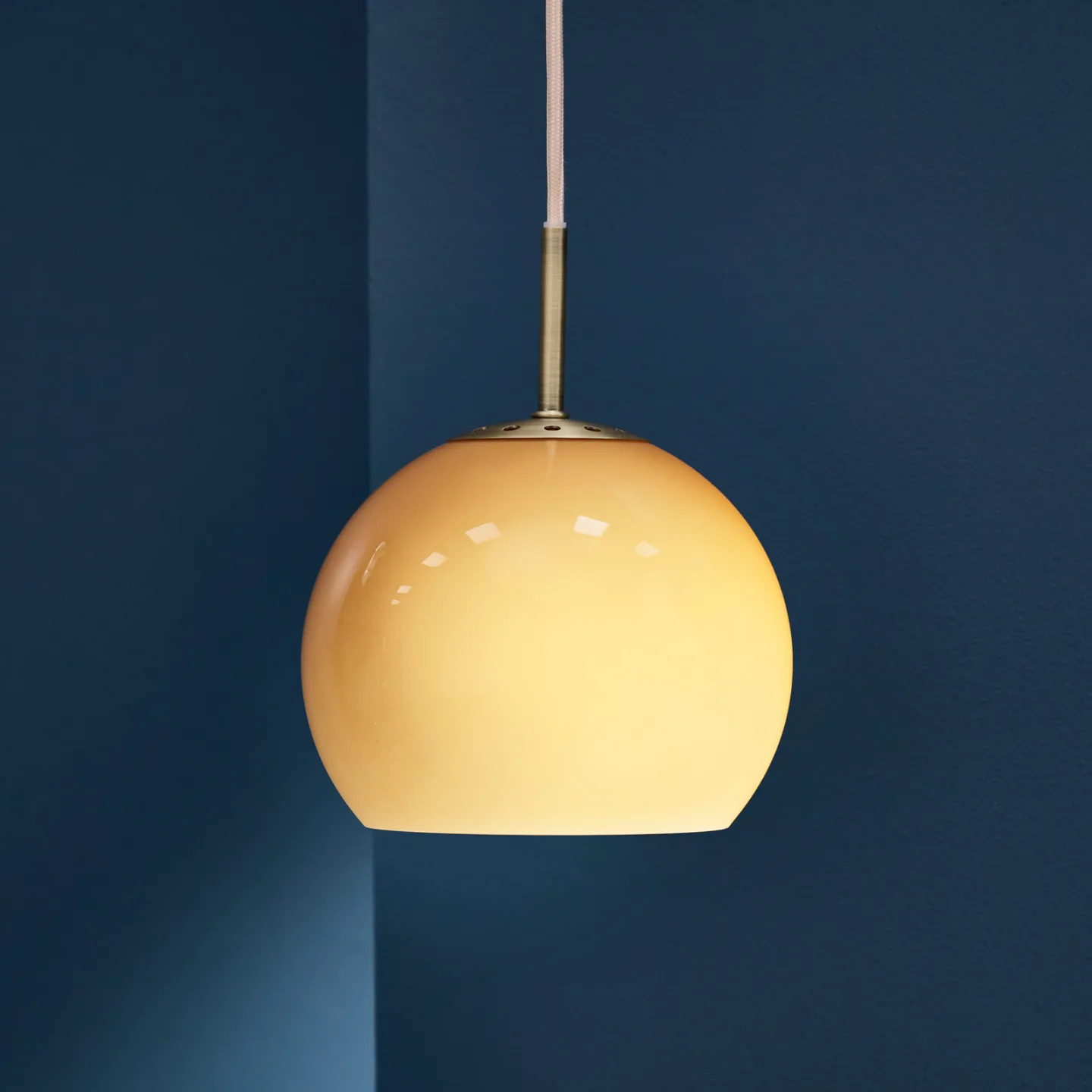 Ball Glass Pendelleuchte Ø18 Bernstein - Frandsen - Wohnzimmer - Design - Mit Schirm