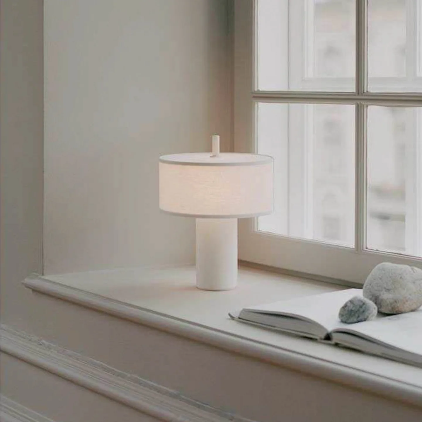 Margin Portable bordlampe, hvit lerret – New Works - Stue - Skandinavisk - Stoff / Tekstil - Med en lyskilde