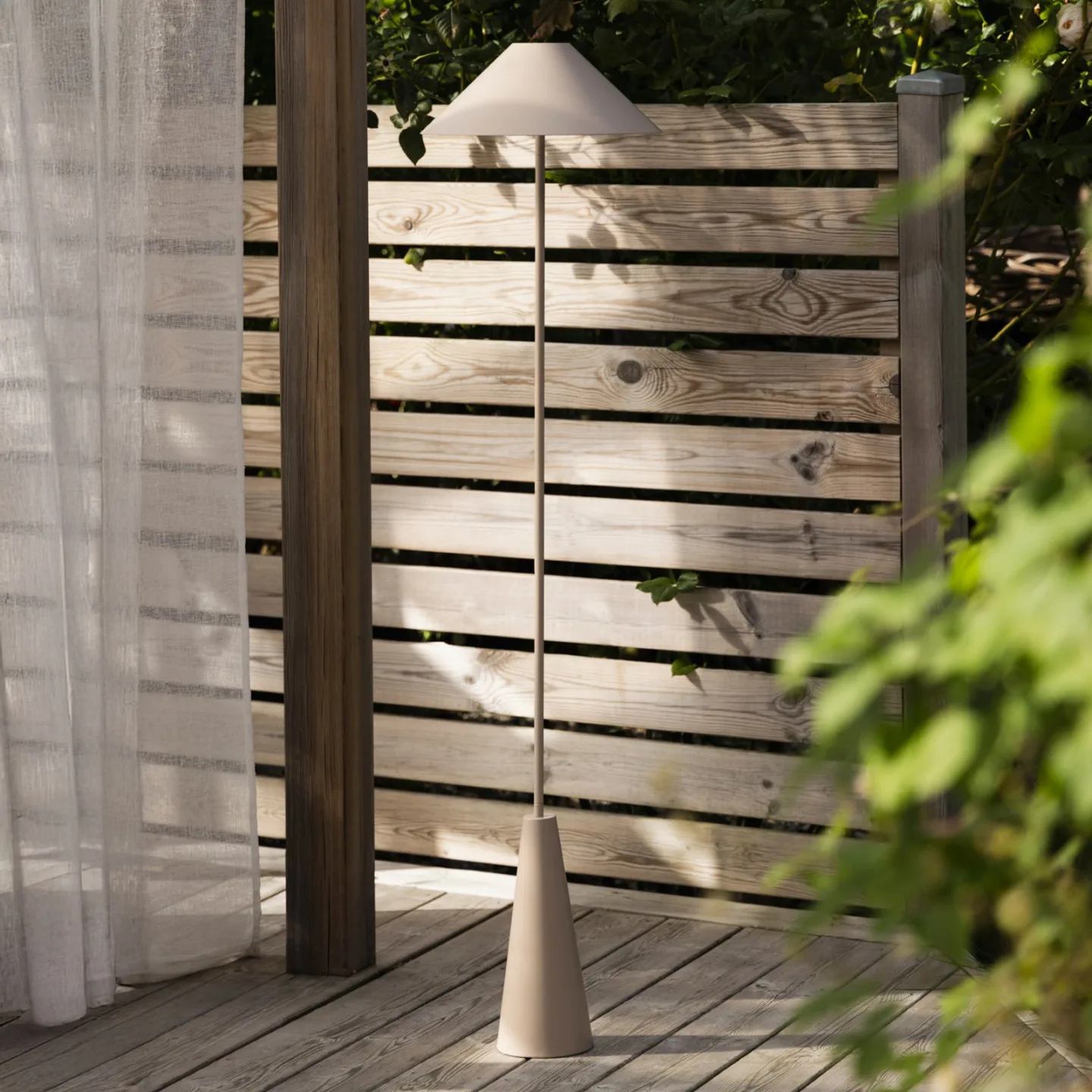 Globen Lighting Cannes golvlampa portabel Mud