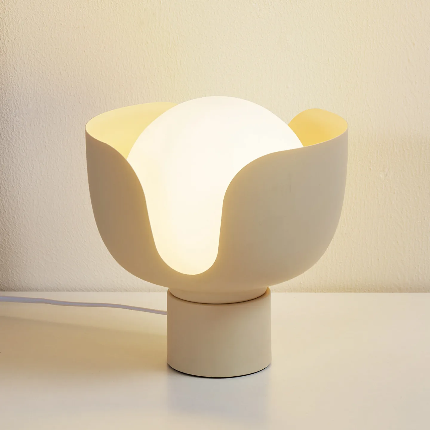Fiora Bordlampe Beige - Lindby - Stue - Moderne - Metall - Med en lyskilde