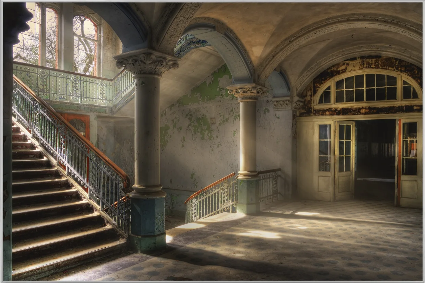 image LAND Bild mit Rahmen Lost Place Treppenhaus 4 | Schubiger Möbel
