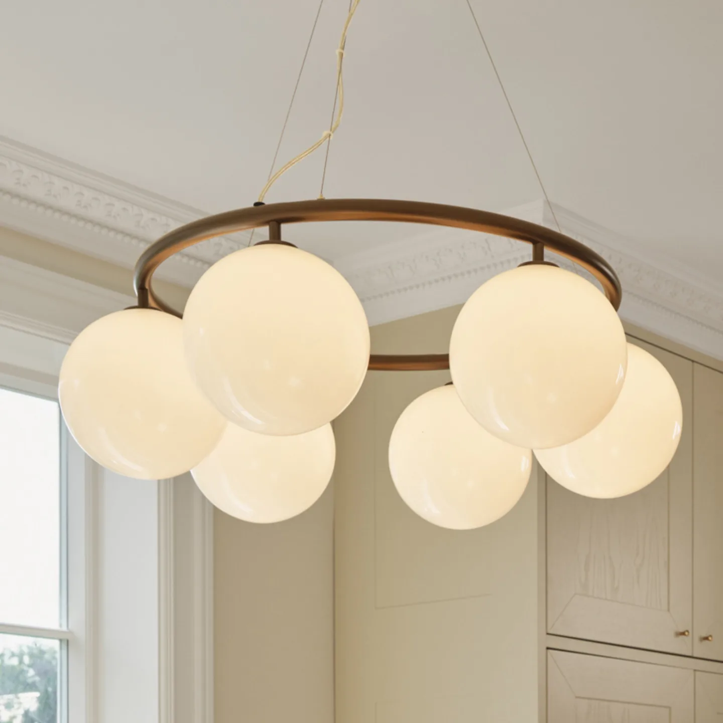 Miira 6 Circular Kronleuchter, Ø 80 cm, bronze/opal - Nuura Nuura Aps - Esszimmer - Skandinavisch - Metall - Mehrflammig