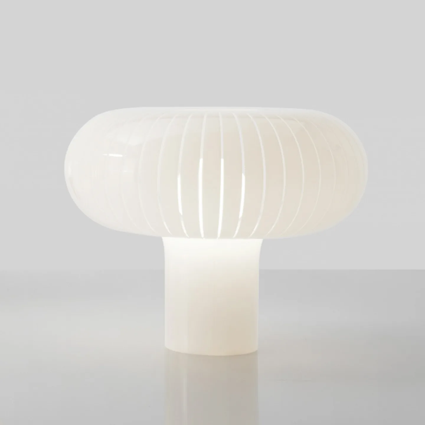 Teresa Tischleuchte Weiß - Kartell - Wohnzimmer - Design - Kunststoff - Mit Schirm