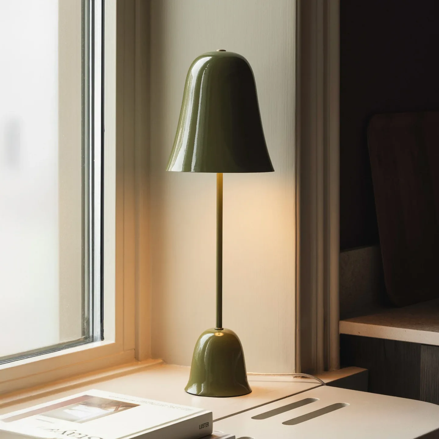 Blåklockan Tischlampe olivgrün Höhe 56 cm - Globen Lighting - Wohnzimmer - Skandinavisch - Metall - Mit Schirm