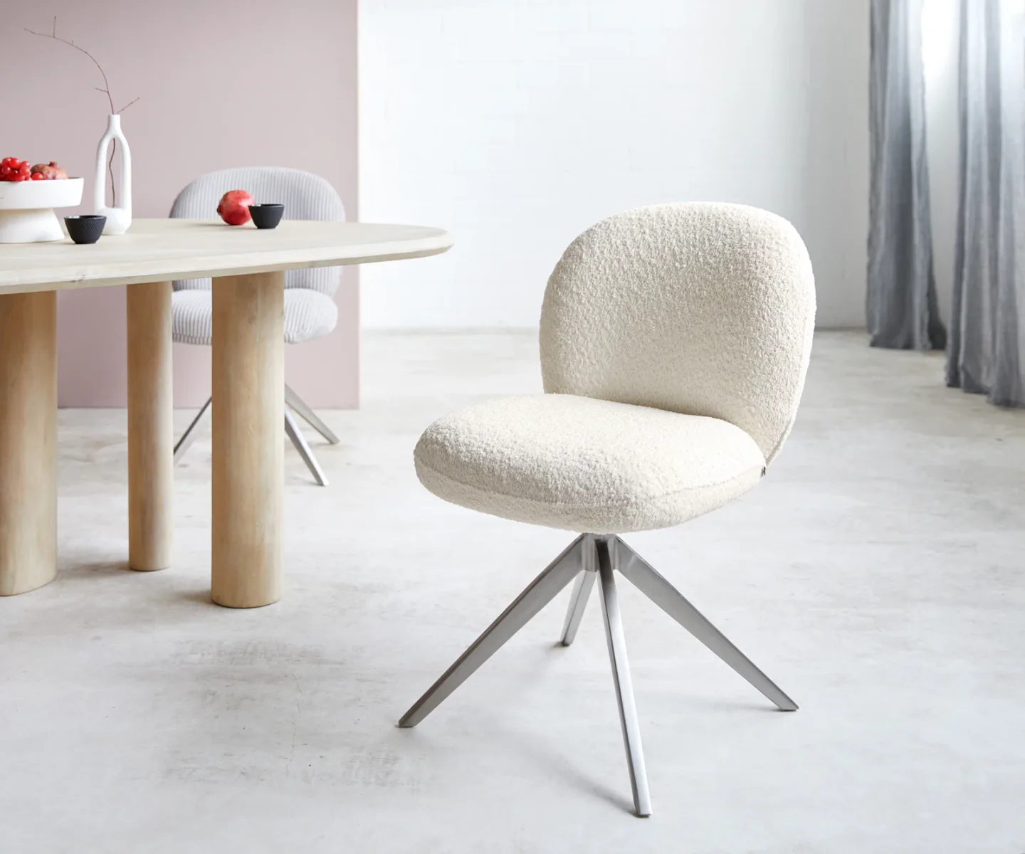 Drehstuhl Nube-Flex Bouclé Weiß Kreuzgestell breit Edelstahl 360° drehbar Taschenfederkern