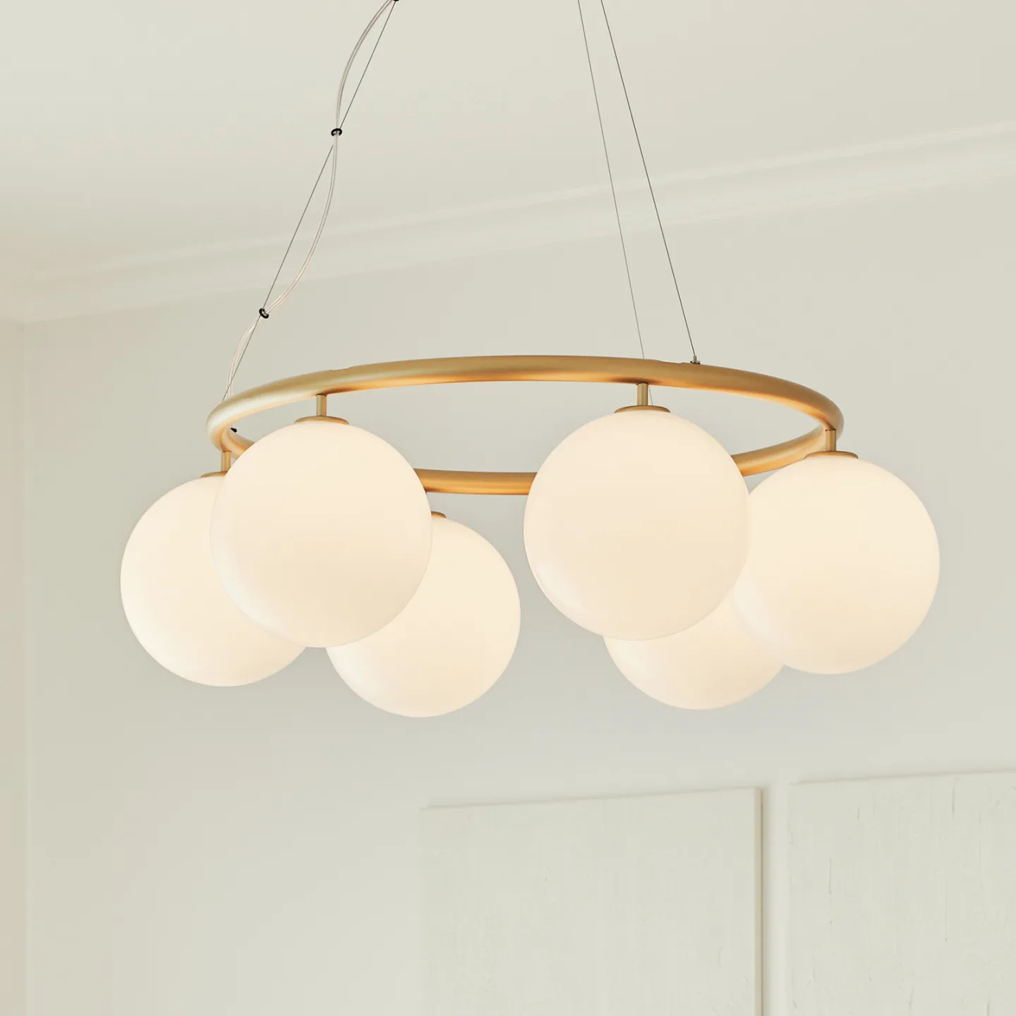 Miira 6 Circular Kronleuchter, messing/opal, Ø 80 cm - Nuura Nuura Aps - Esszimmer - Skandinavisch - Metall - Mehrflammig