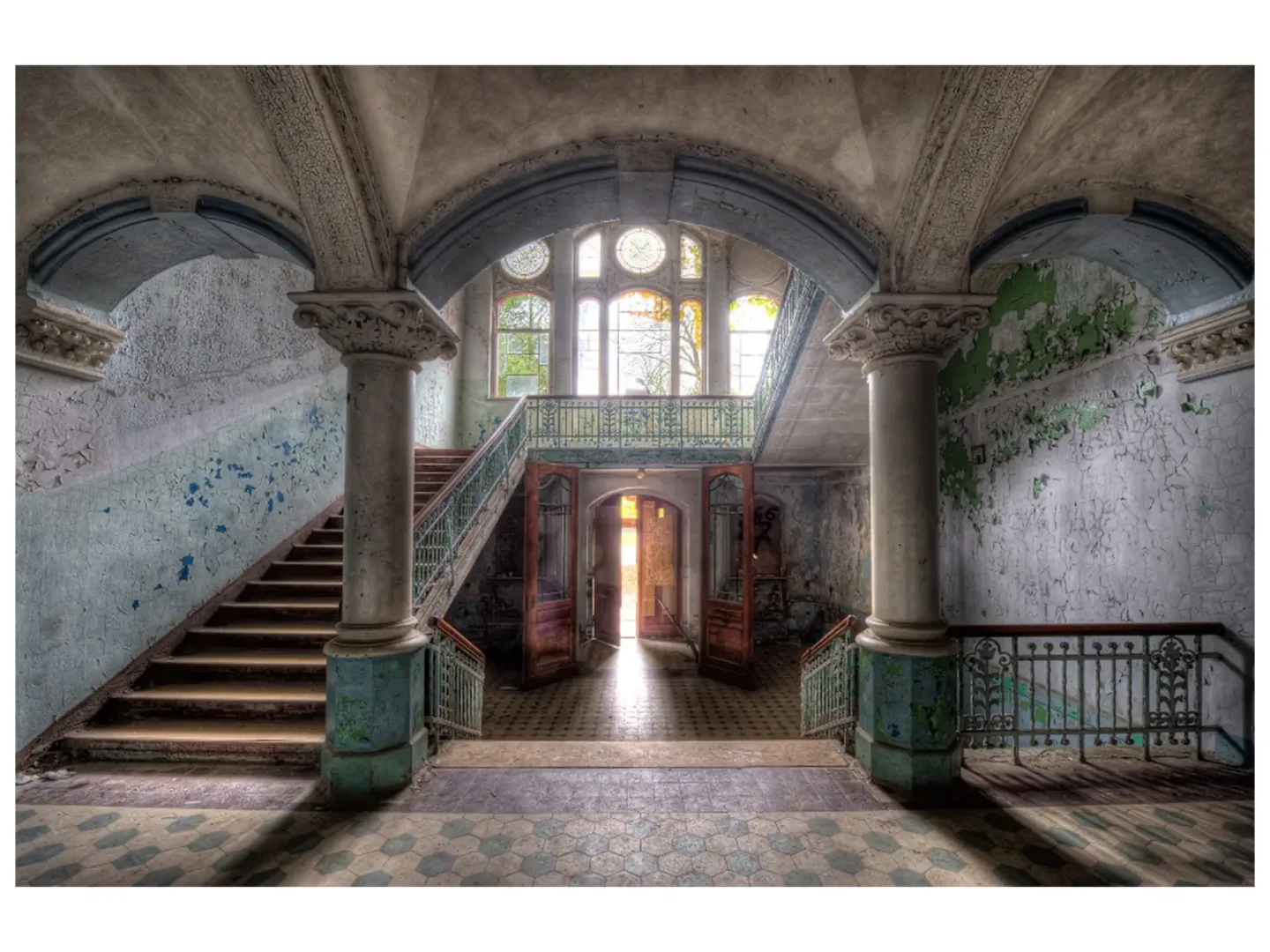 image LAND Digitaldruck auf Glas Lost Place Treppenhaus 120 x 80 cm | Schubiger Möbel