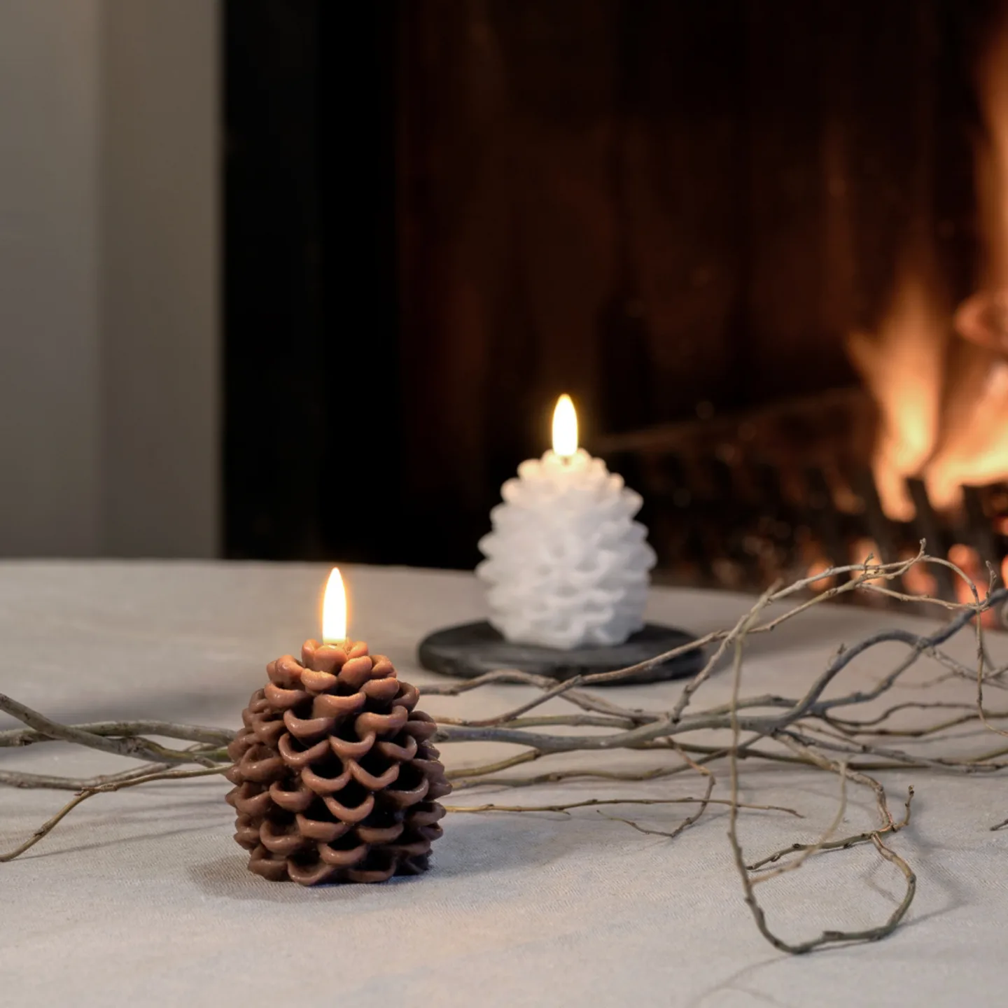 PINE CONE LED-stearinljus, vitt, Ø 7 cm, vax - Uyuni Lighting - Vardagsrum - Annat - Med en ljuskälla