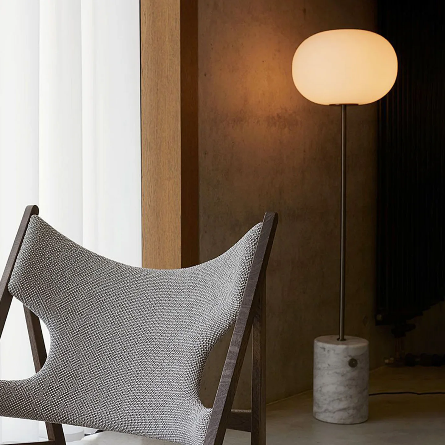 JWDA Stehleuchte, bronze/weiß, Marmor, 150 cm, dim. - Audo Audo Copenhagen - Wohnzimmer - Design - Stein - Mit Schirm