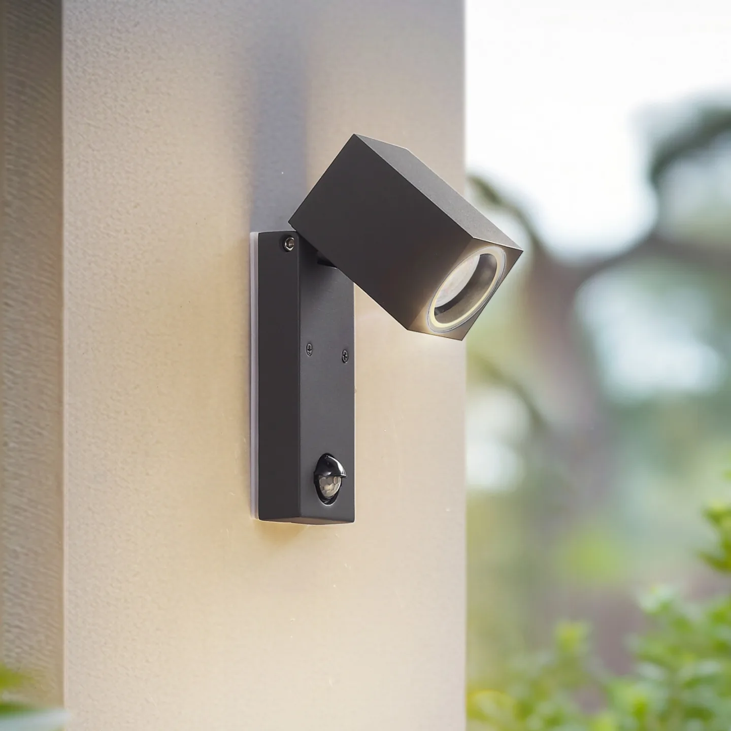 Othil vegglampe, sensor, antrasitt, metall, IP44 – Lindby - Balkong - Moderne - Aluminium - Kantet