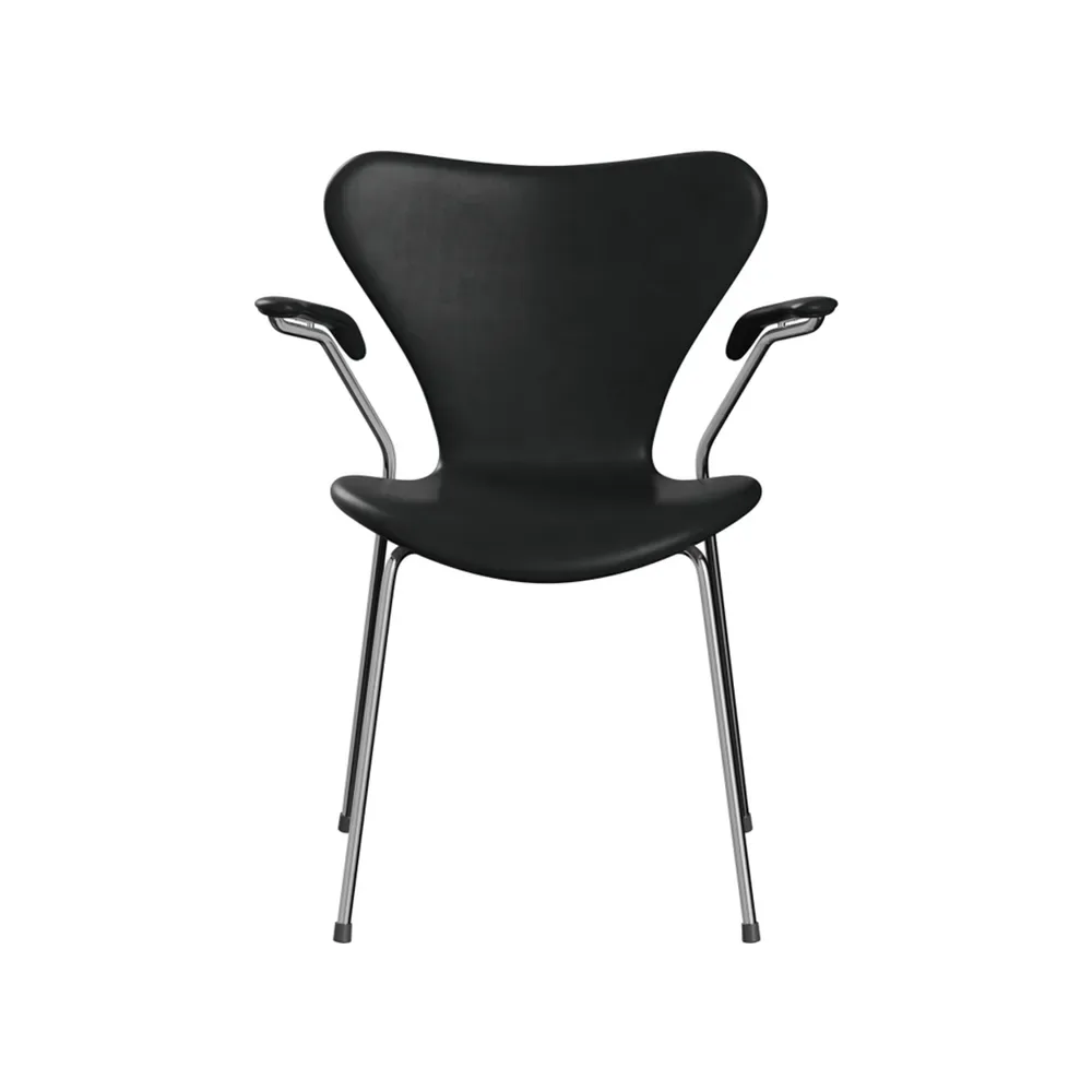 Fritz Hansen Sjuan 3207 helklädd karmstol Leather grace black
