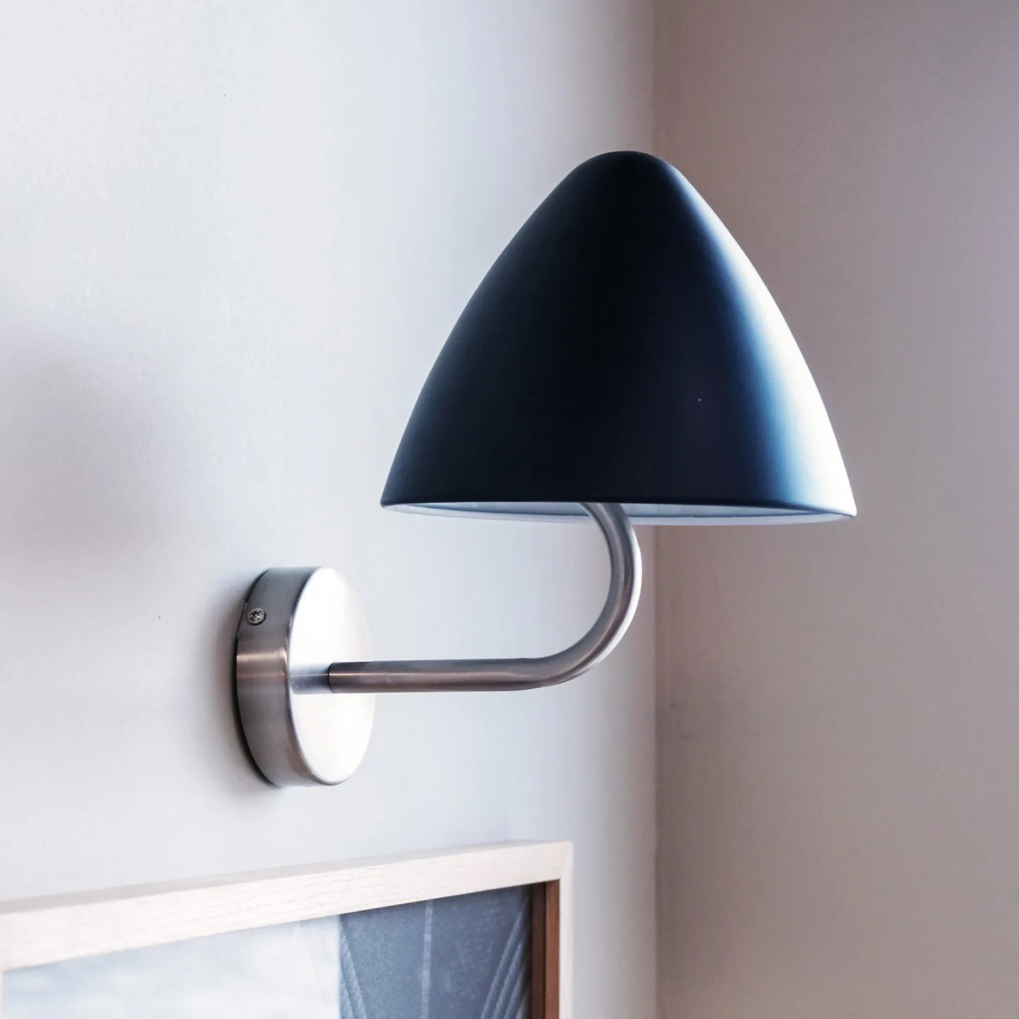 Oulu Wandleuchte Black/Brushed Steel - Dyberg Larsen - Wohnzimmer - Design - Metall - Einflammig