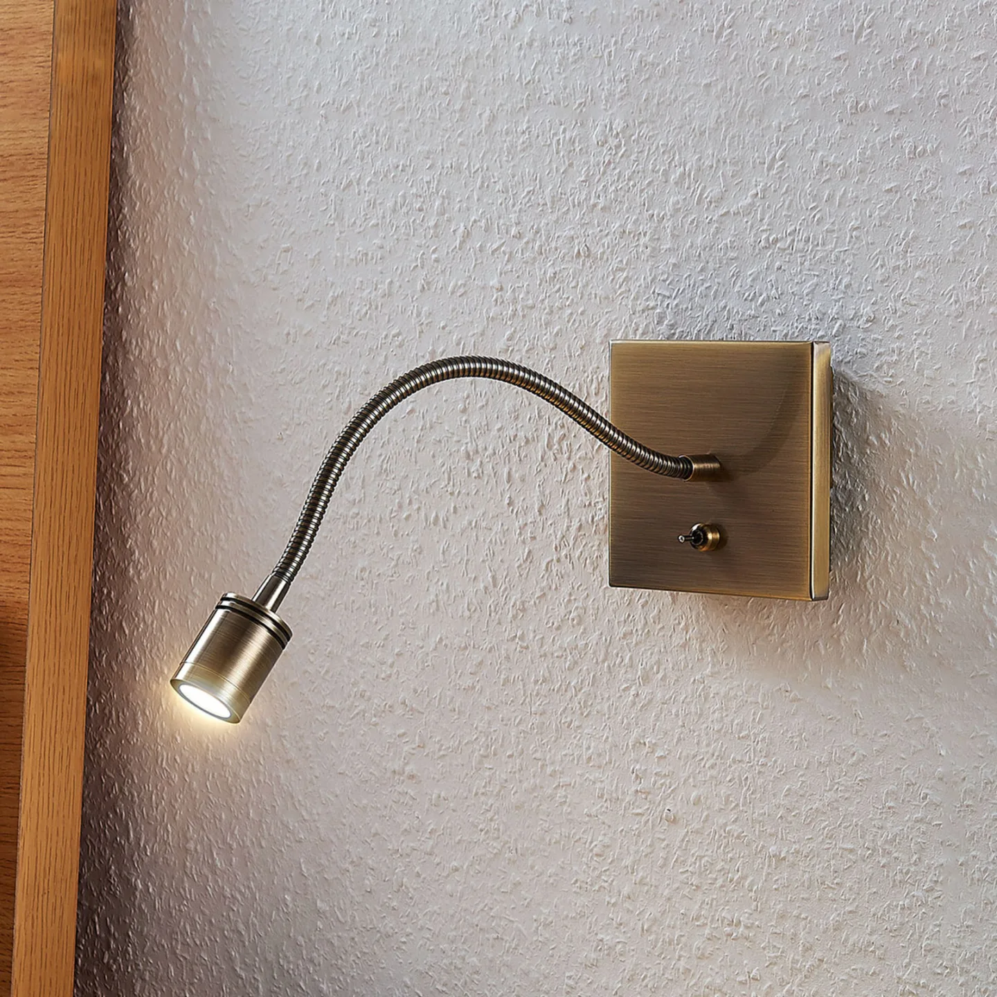 Mayar Vägglampa Brass - Lindby - Sovrum - Modern - Metall - Vinklad