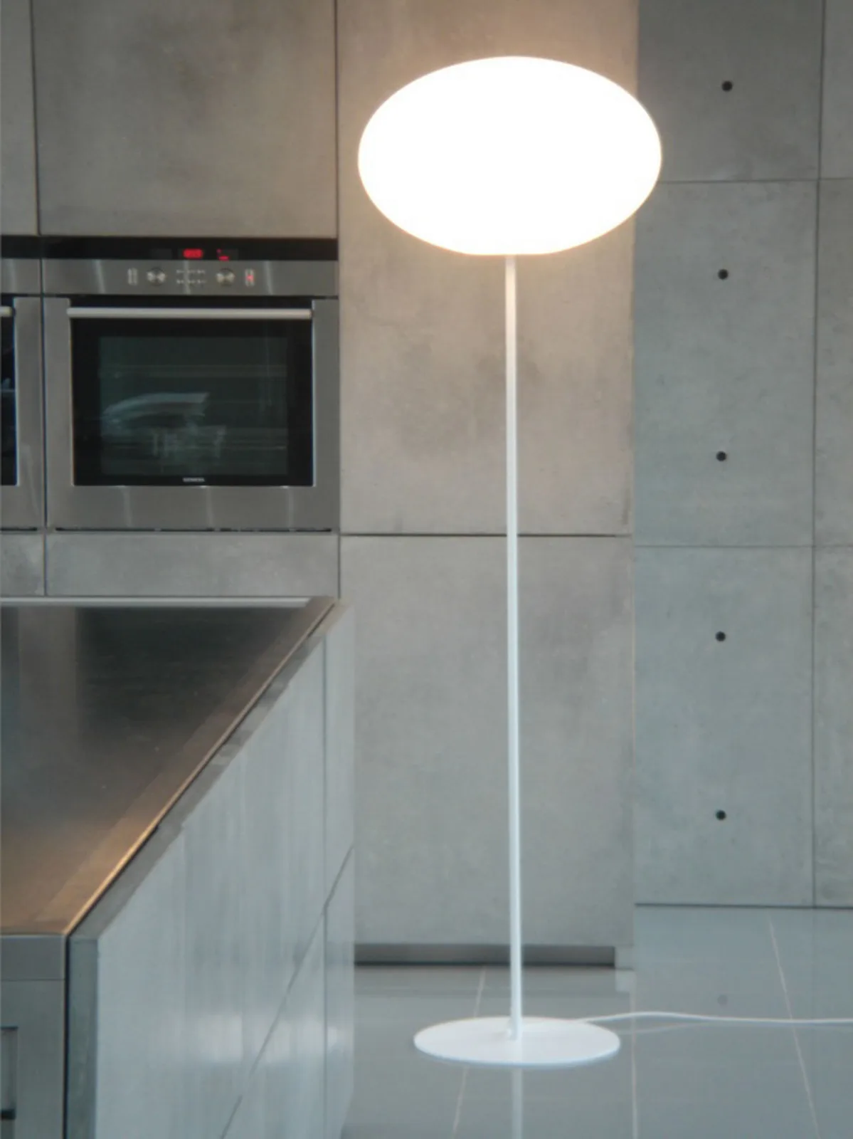 Eggy Pin Stehlampe, Ø 55 cm, opal/weiß - CPH Lighting - Wohnzimmer - Metall