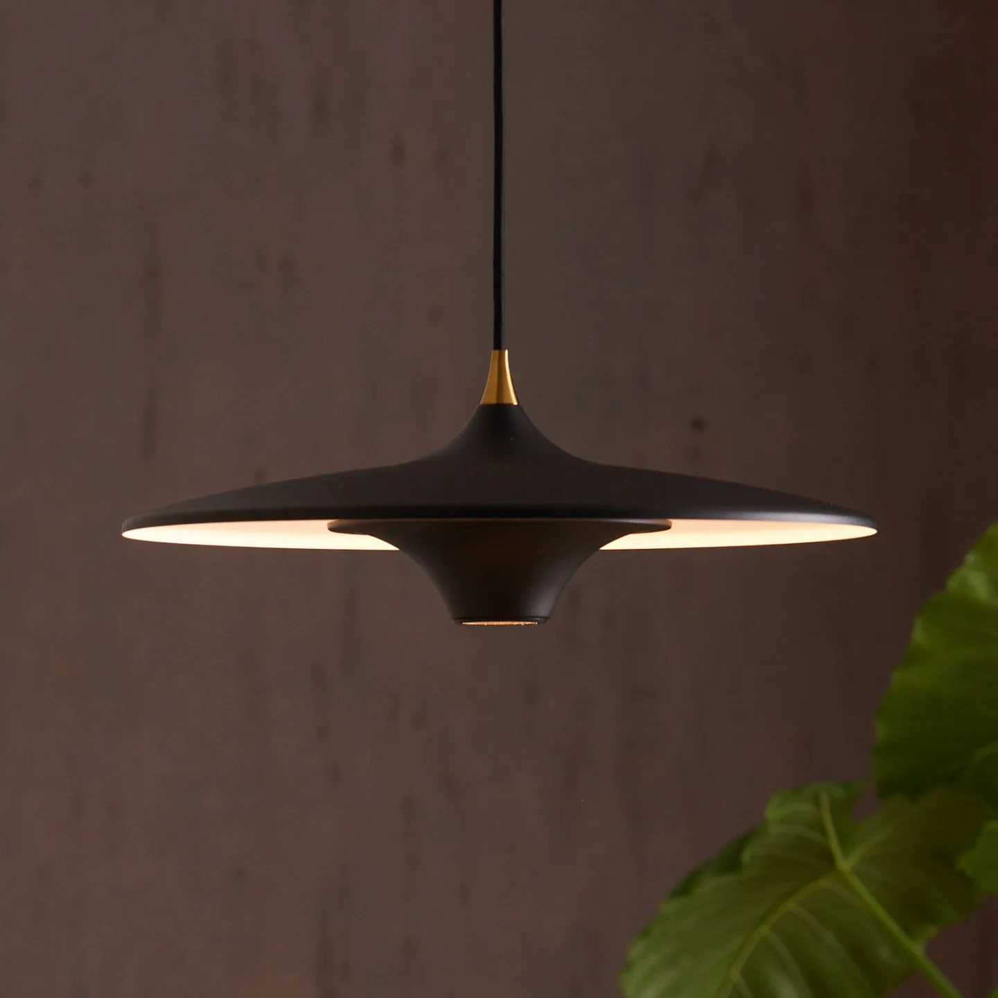 Moja pendellampe Ø42 svart – LOOM DESIGN - Stue - Moderne - Aluminium - Med en lyskilde