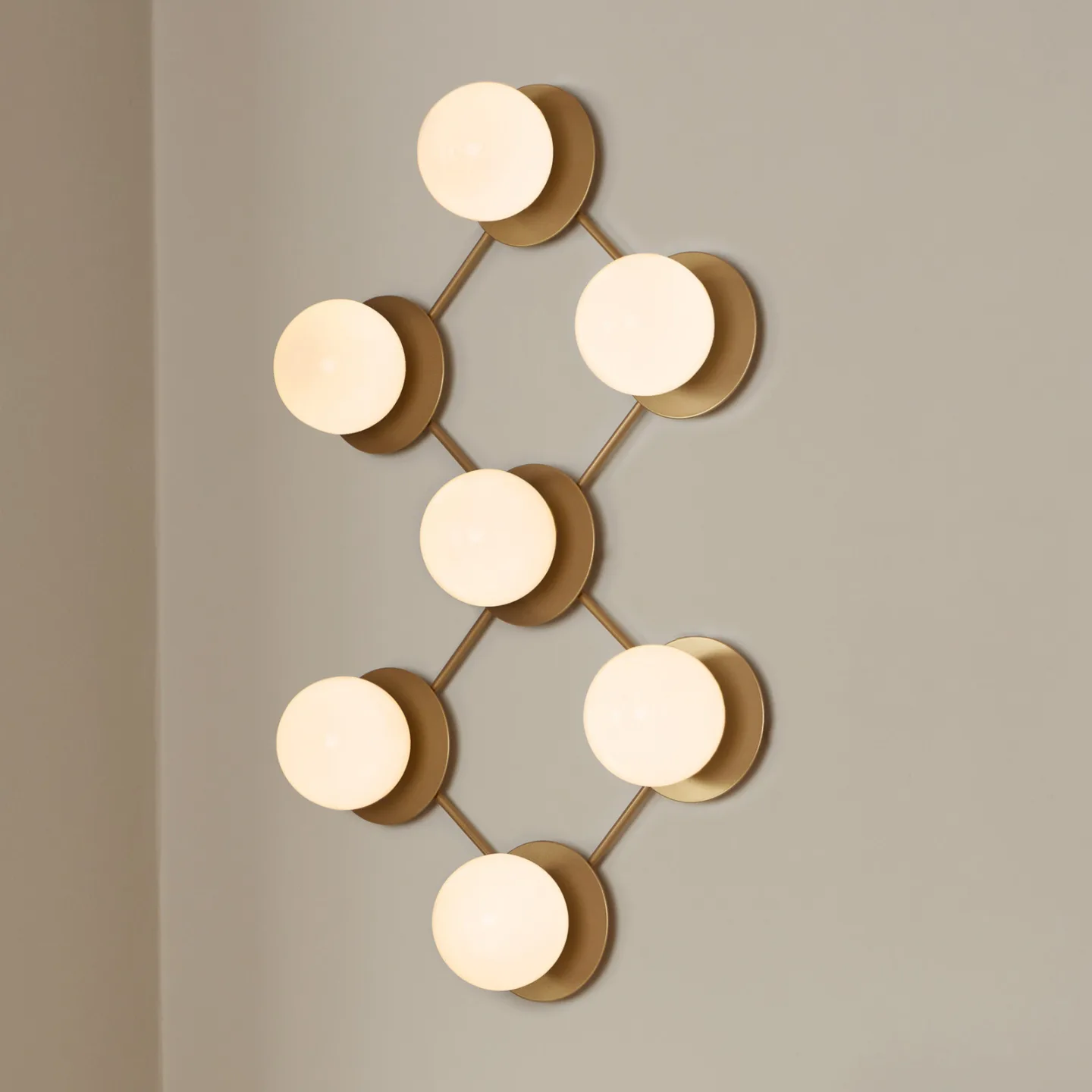 Liila 7 Wandlampe, 7-flammig, warmweiß, gold/opal - Nuura Nuura Aps - Wohnzimmer - Design - Glas - Kugel