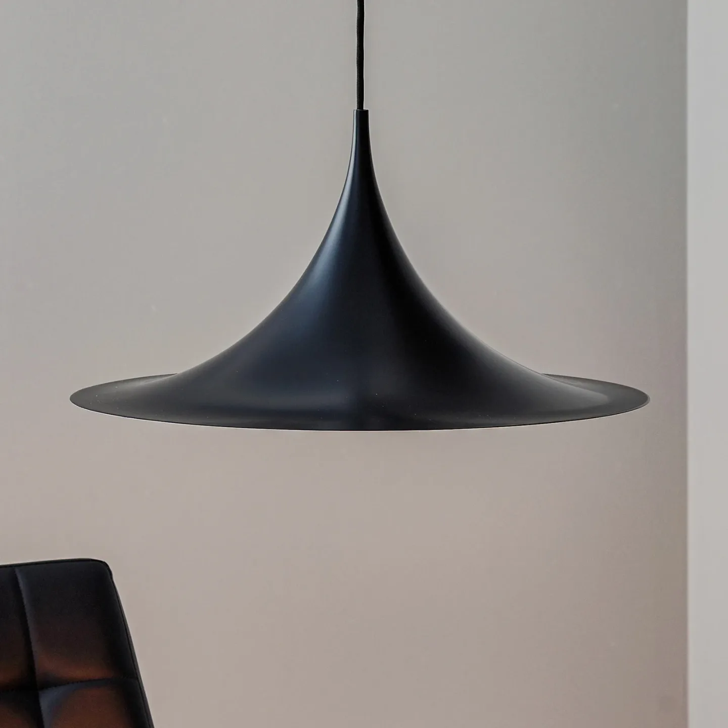 Semi pendellampe Ø47 mat sort - Gubi - Stue - Design - Metal - Med én lyskilde
