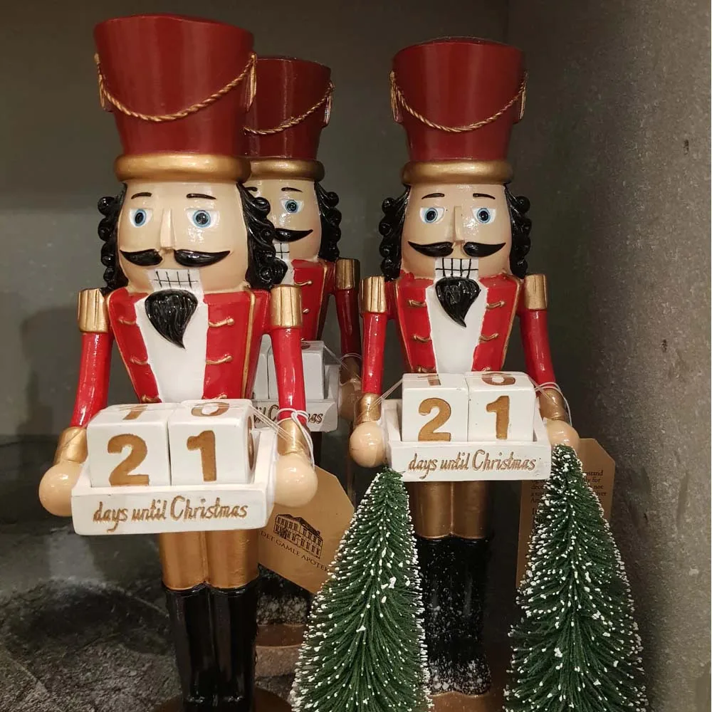 Nötknäppare med kalender röd mössa 26 cm