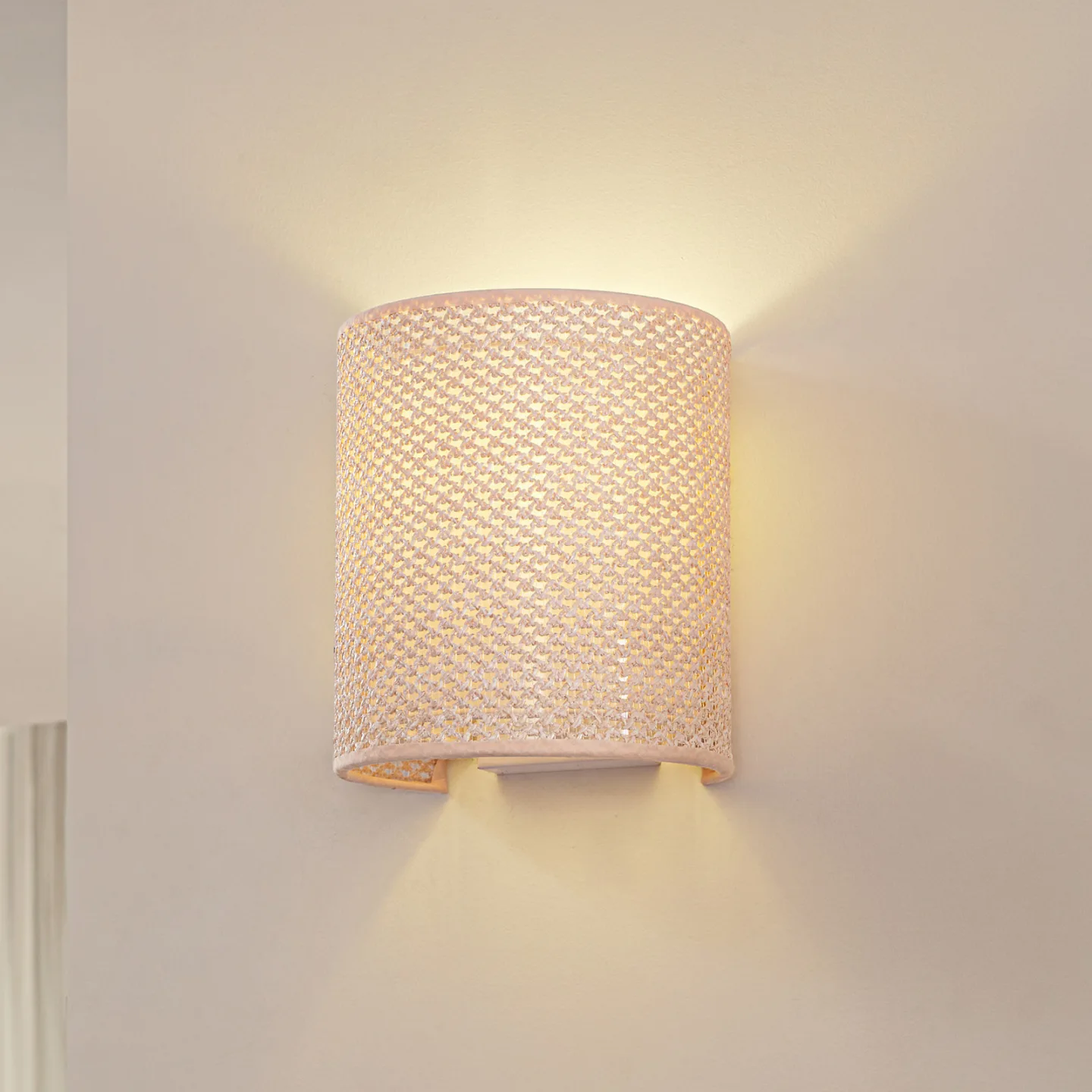 Soula vägglampa, 20 cm, beige, plast, E27 - Lindby - Vardagsrum - Lantlig / rustik - Vinklad