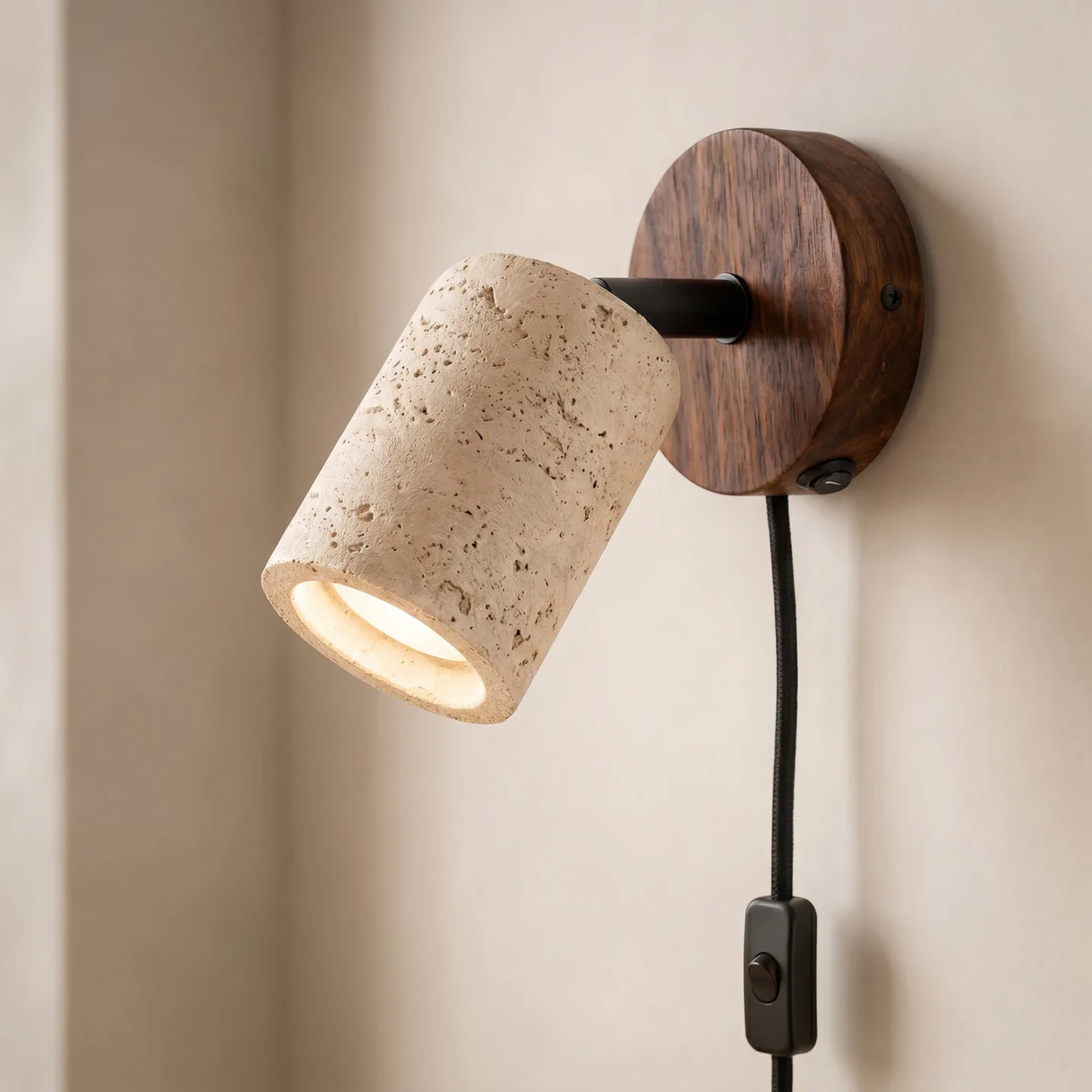 Carlotta veggspots, beige/valnøtt, Ø 10 cm, tre/betong – Lucande - Stue - Moderne - Med en lyskilde
