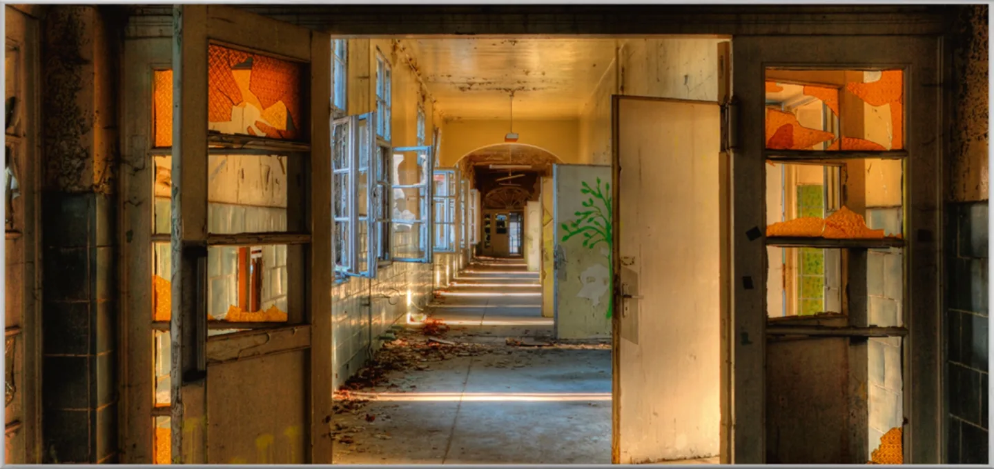 image LAND Bild mit Rahmen Lost Place Flur 3 | Schubiger Möbel