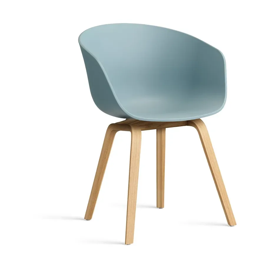 HAY About a Chair 22 Stuhl Dusty blue-lackiertes Eichen­gestell