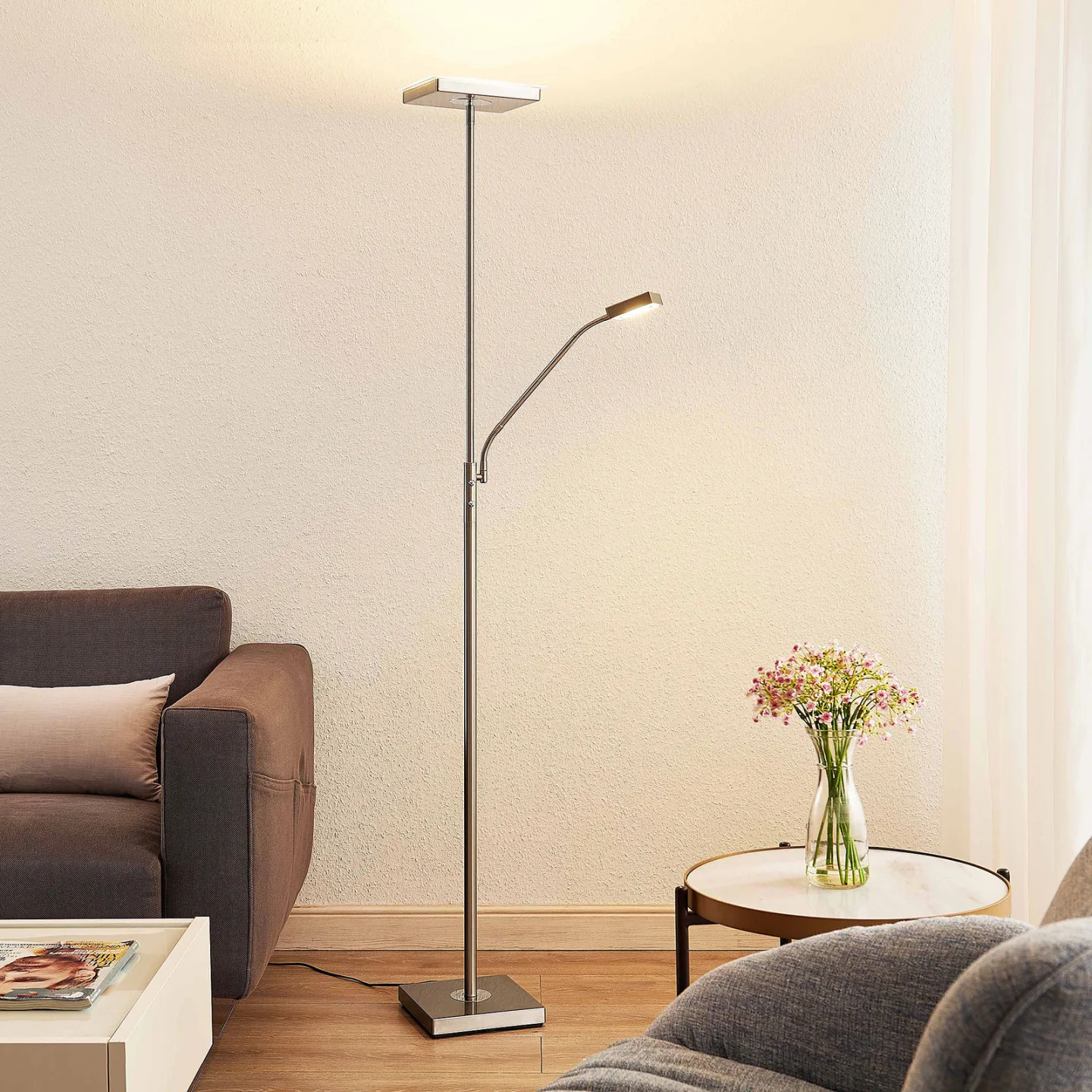 Sumani LED-golvlampa Satin Nickel - Lindby - Vardagsrum - Modern - Metall - Vinklad