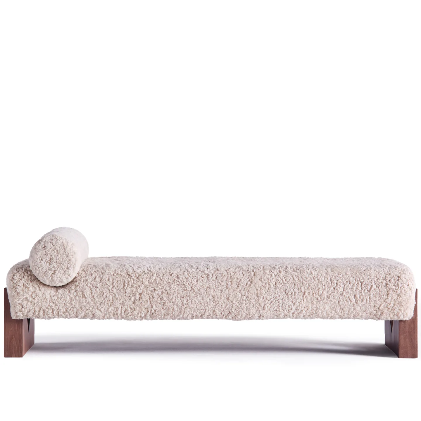 Dusty Deco - V Daybed betsad bok fårskinn moonlight - Dagbäddar - Beige - Trä/Textilmaterial