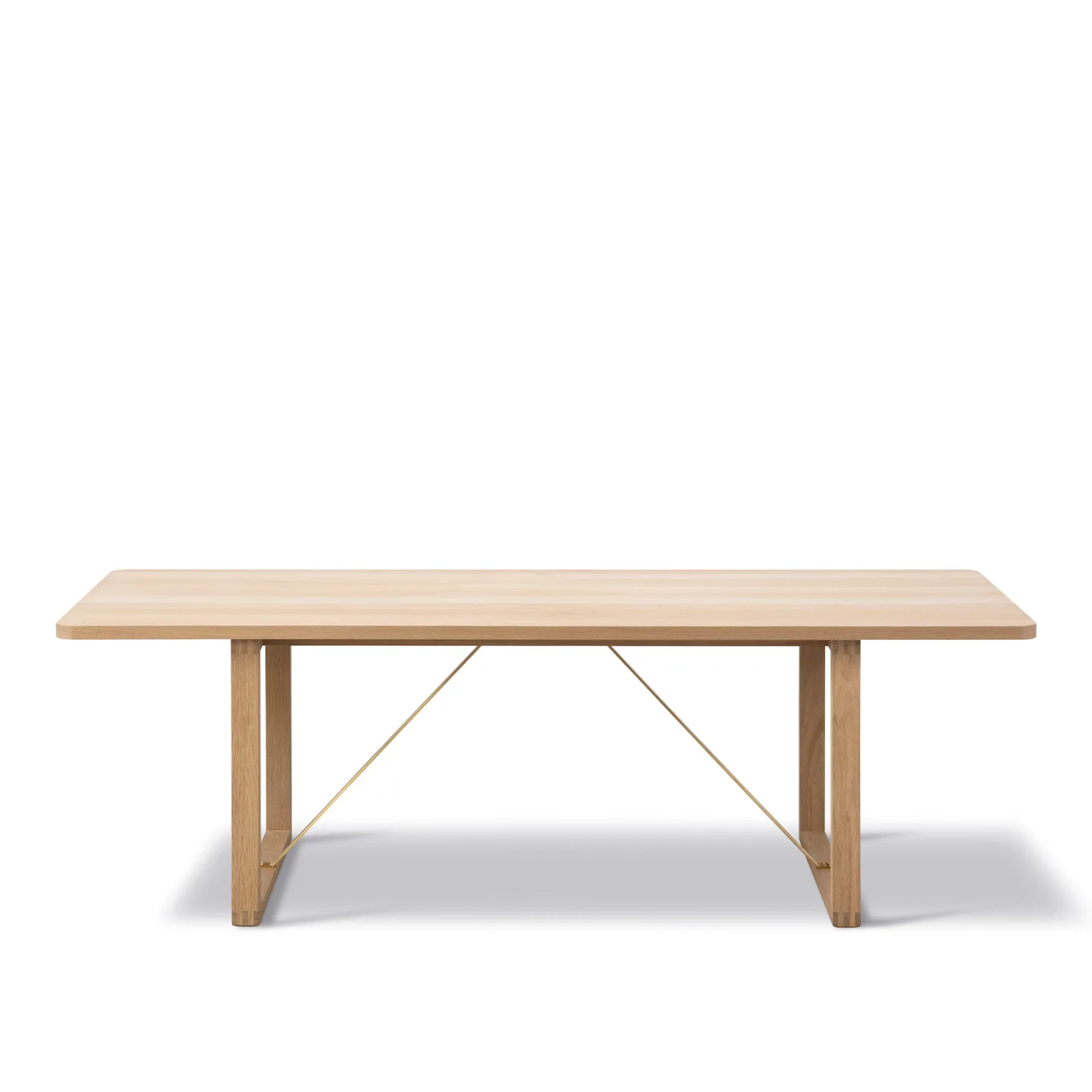 Fredericia Furniture - BM67 Coffee table - Oak soap - Brackets in brass - 140 x 55 cm - height 45 cm - Soffbord - Børge Mogensen - Träfärgad - Trä