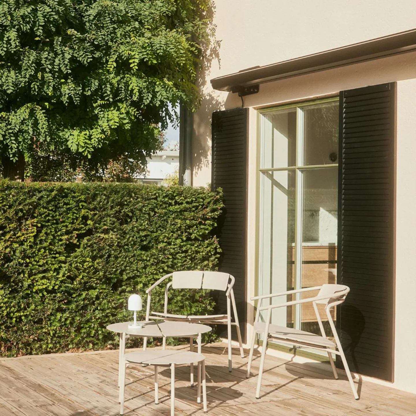 Luceo Portable Tischleuchte Weiß - AYTM - Terrasse - Design - Metall - Mit Schirm