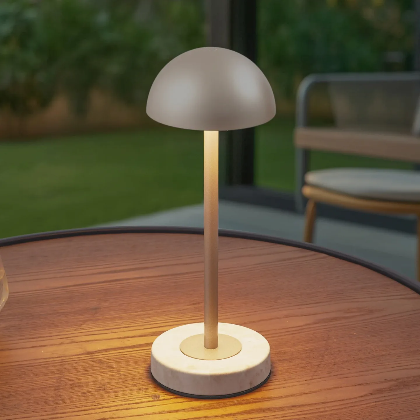 Pippin LED-batteridrevet bordlampe, IP44, guld/travertin - Lindby - Altan - Moderne - Metal - Med én lyskilde