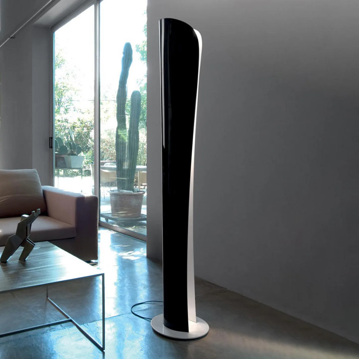 Cadmo LED-gulvlampe 2.700 K sort-hvid - Artemide - Stue - Design - Metal - Med én lyskilde