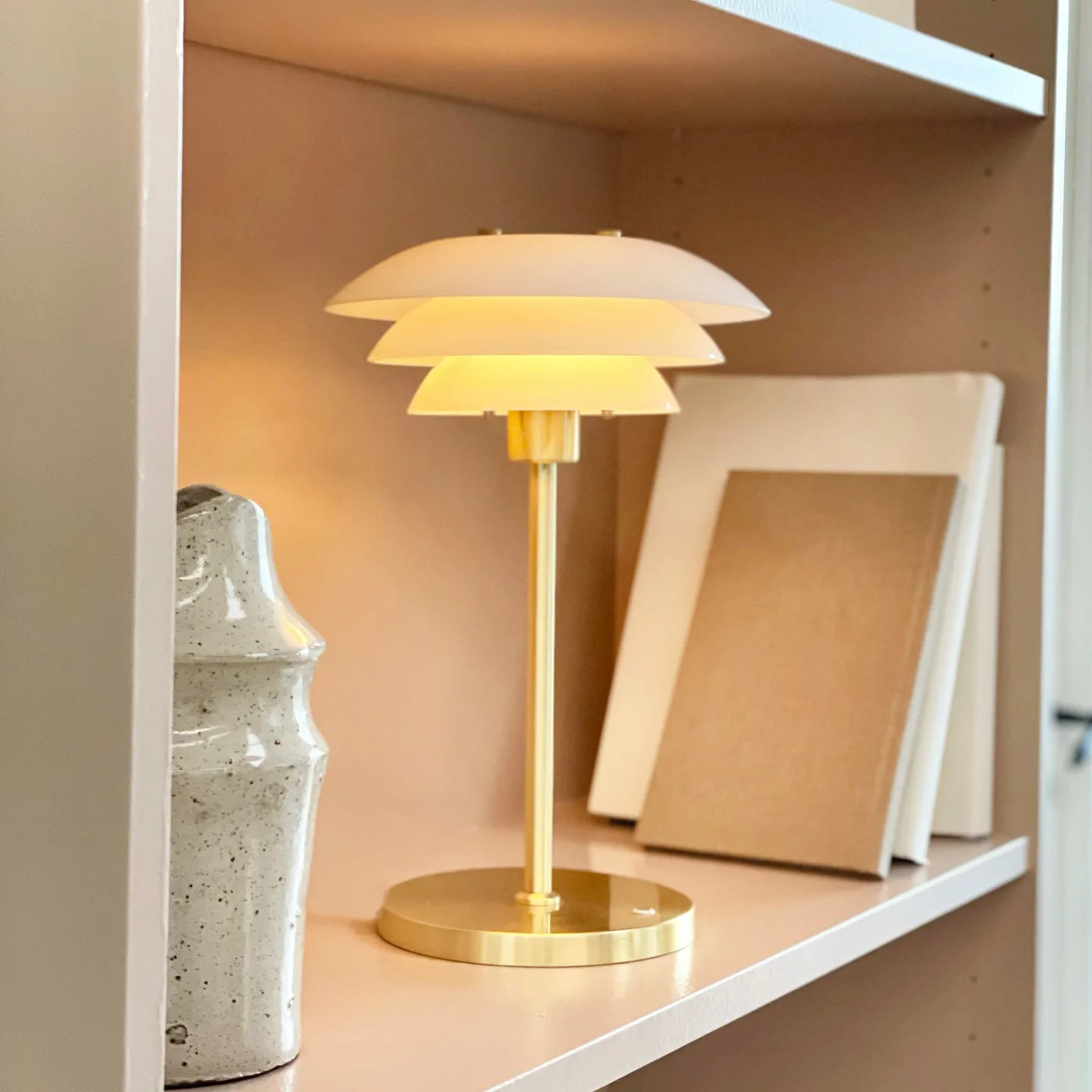 DL20 Portable Tischleuchte Opal/Messing - DybergLarsen Dyberg Larsen - Schlafzimmer - Design - Metall - Mit Schirm
