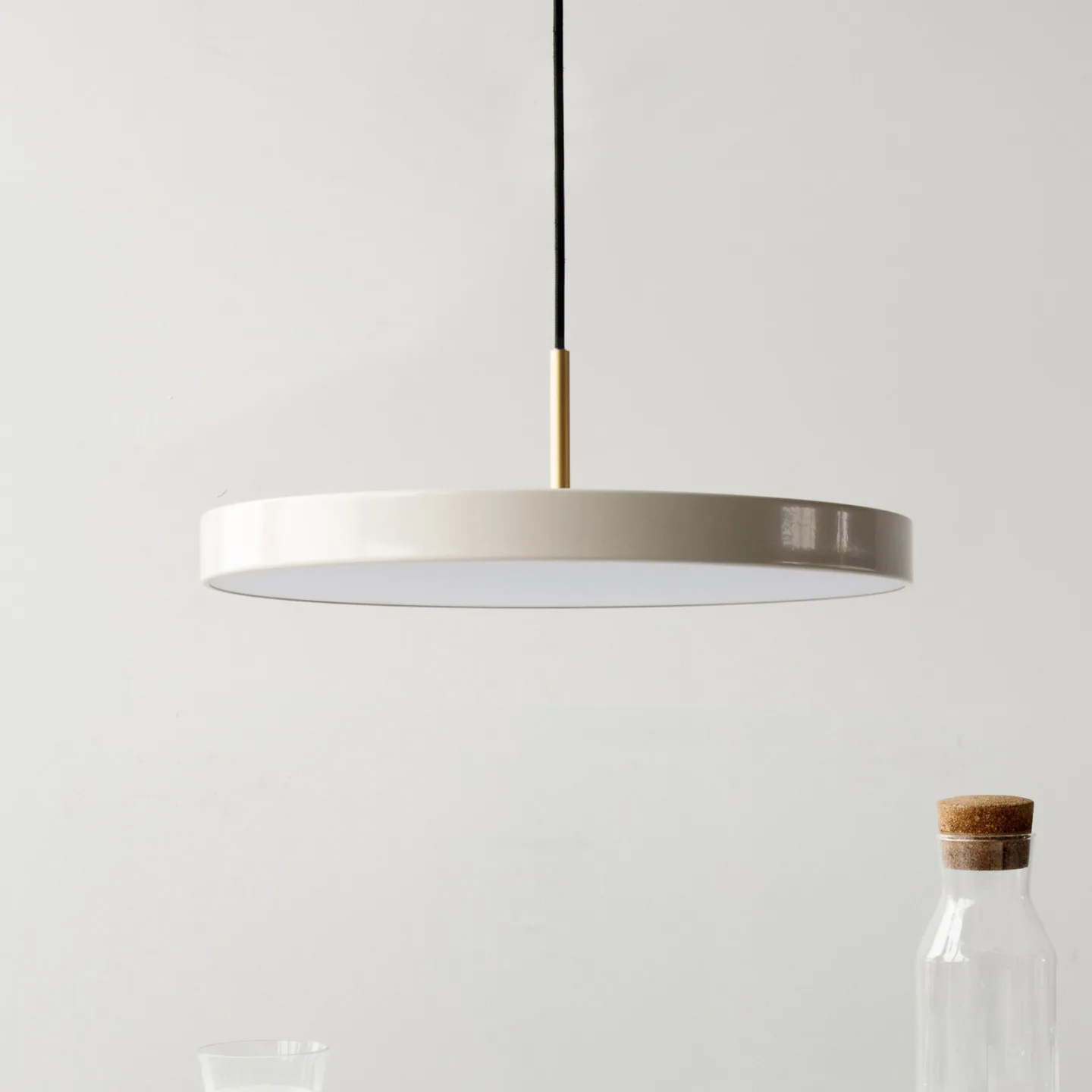Asteria Medium LED-Hängelampe perlmutt/messing 43 cm - UMAGE - Wohnzimmer - Design - Metall - Einflammig