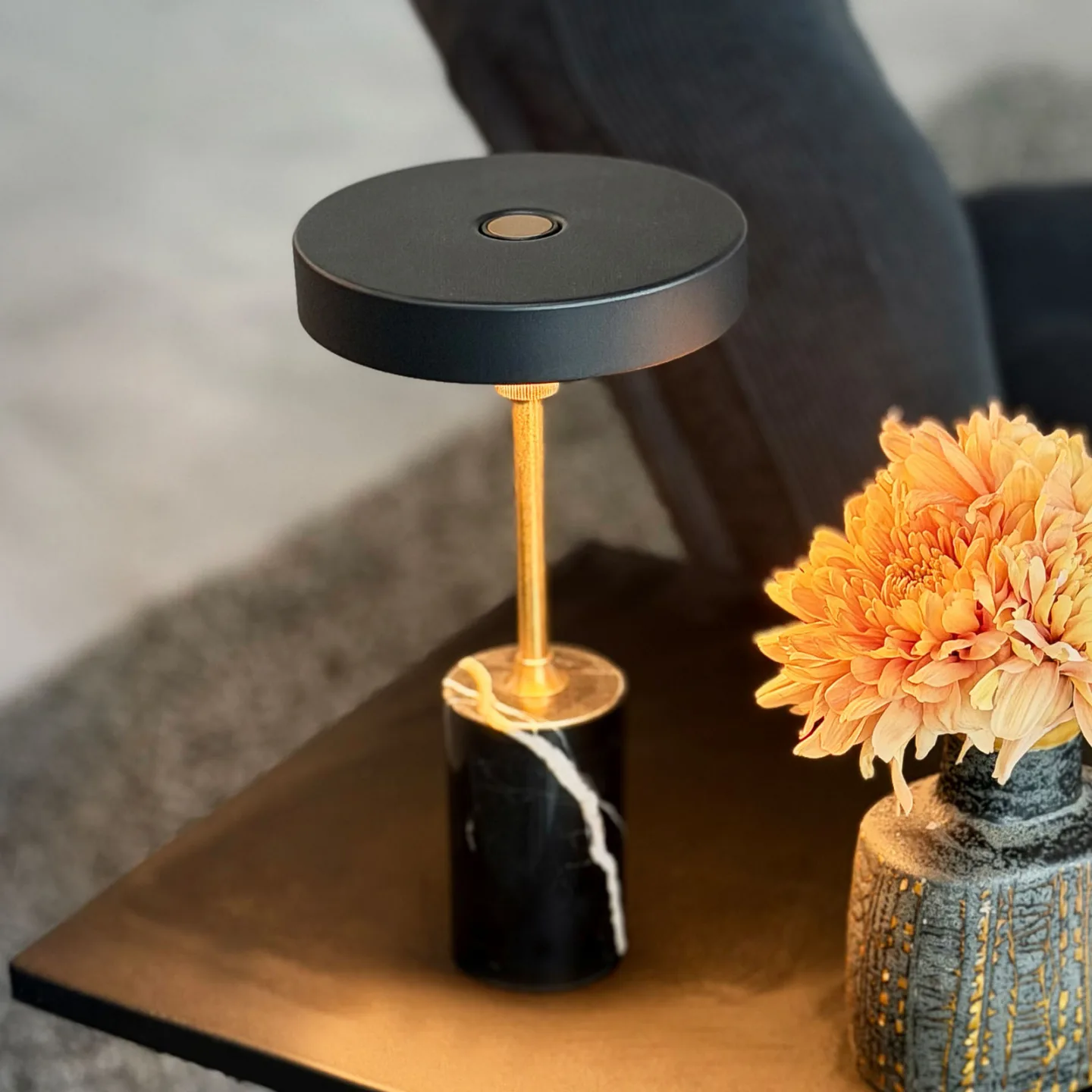 Starlight LED-Akku-Tischlampe schwarz/messing, Dyberg Larsen - Wohnzimmer - Design - Metall - Mit Schirm