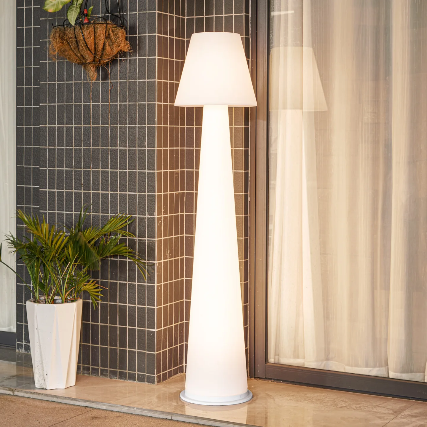Gauri Portable Stehleuchte IP44 Weiß - Lucande - Terrasse - Modern - Kunststoff - Einflammig