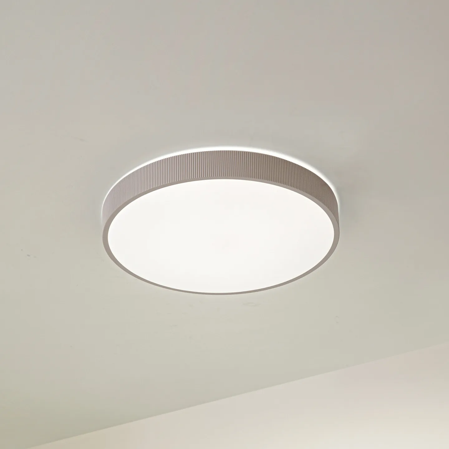 Zylo LED-Deckenleuchte, taupe, Ø 49cm, CCT, dimmbar - Lindby - Wohnzimmer - Kunststoff - Bündig