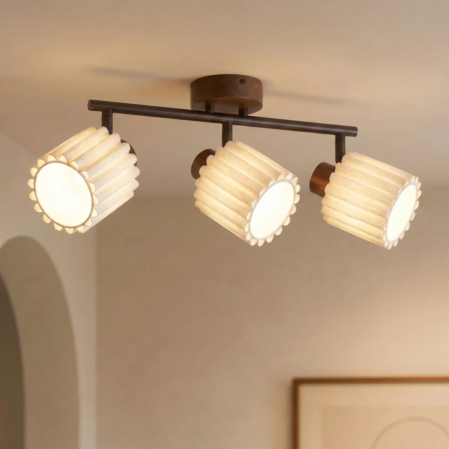 Shiloh loftspot, valnød/beige, 3 lyskilder, valnøddetræ – Lindby - Stue - Moderne - Stof / tekstil - Med flere lyskilder