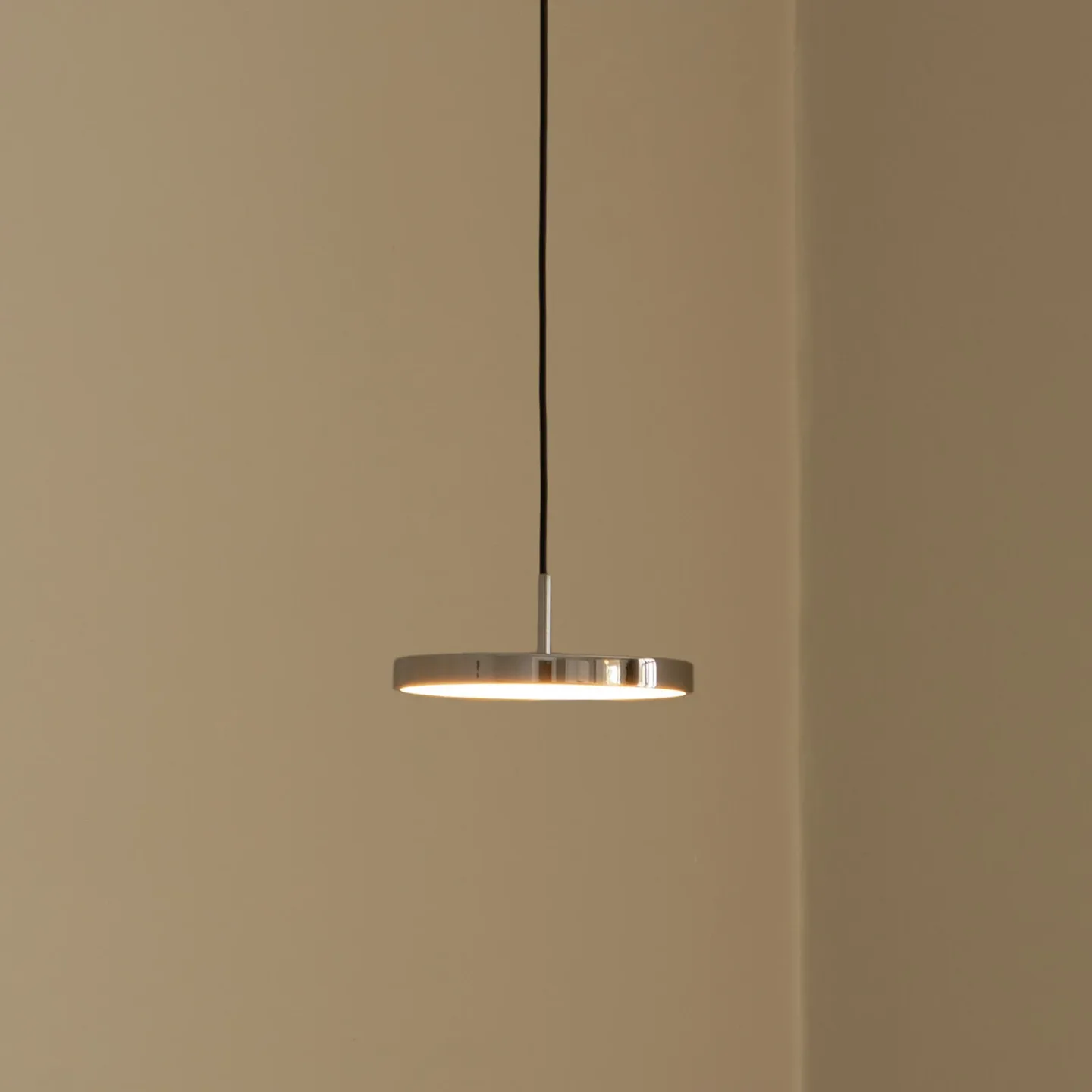 Asteria Micro LED-hængelampe, poleret stål, Ø 15 cm - UMAGE - Stue - Design - Metal - Med skærm