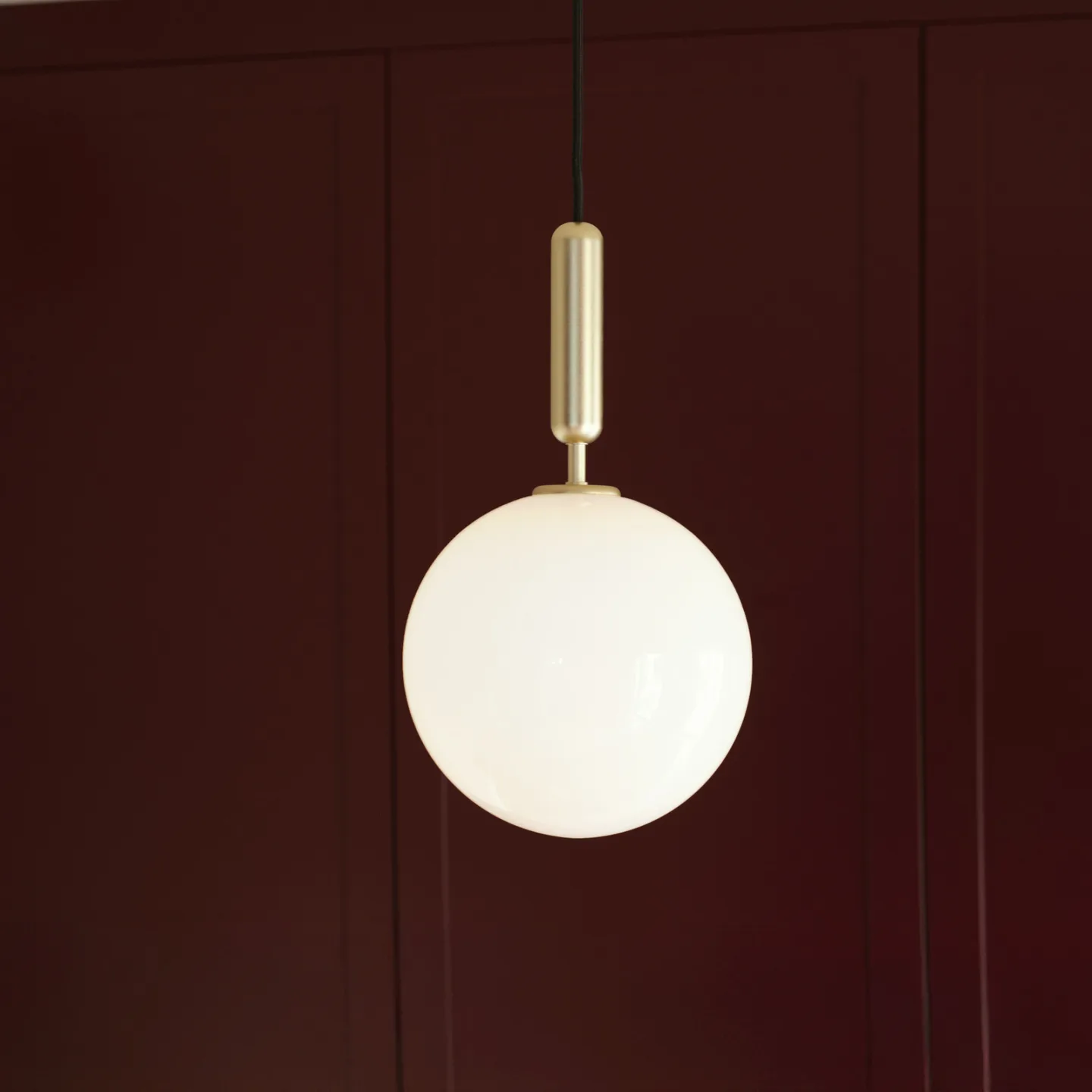 Miira 1 Pendelleuchte Large Brass/Opal White - Nuura Miira 1 Large Nuura Aps - Wohnzimmer - Design - Glas - Kugel