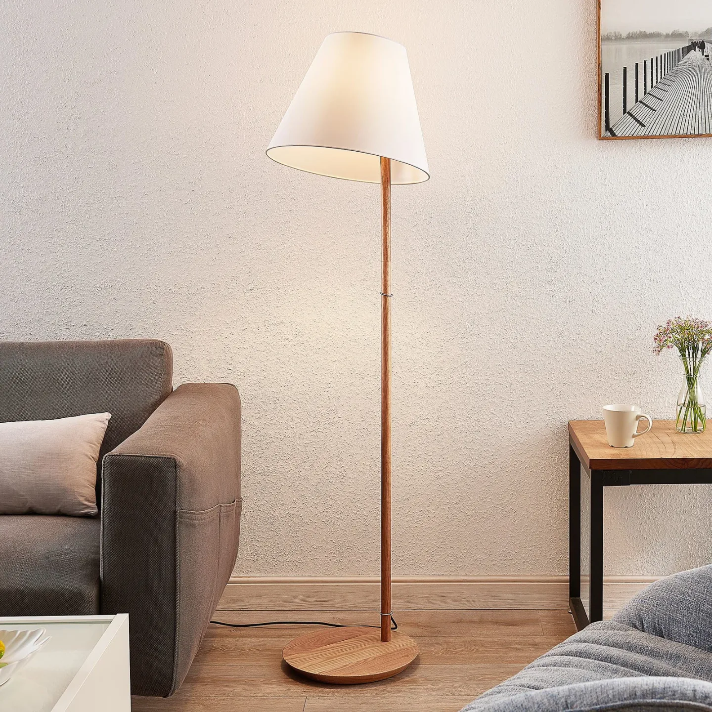 Jinda Stehleuchte White/Wood - Lucande - Wohnzimmer - Skandinavisch - Stoff / Textil - Mit Schirm