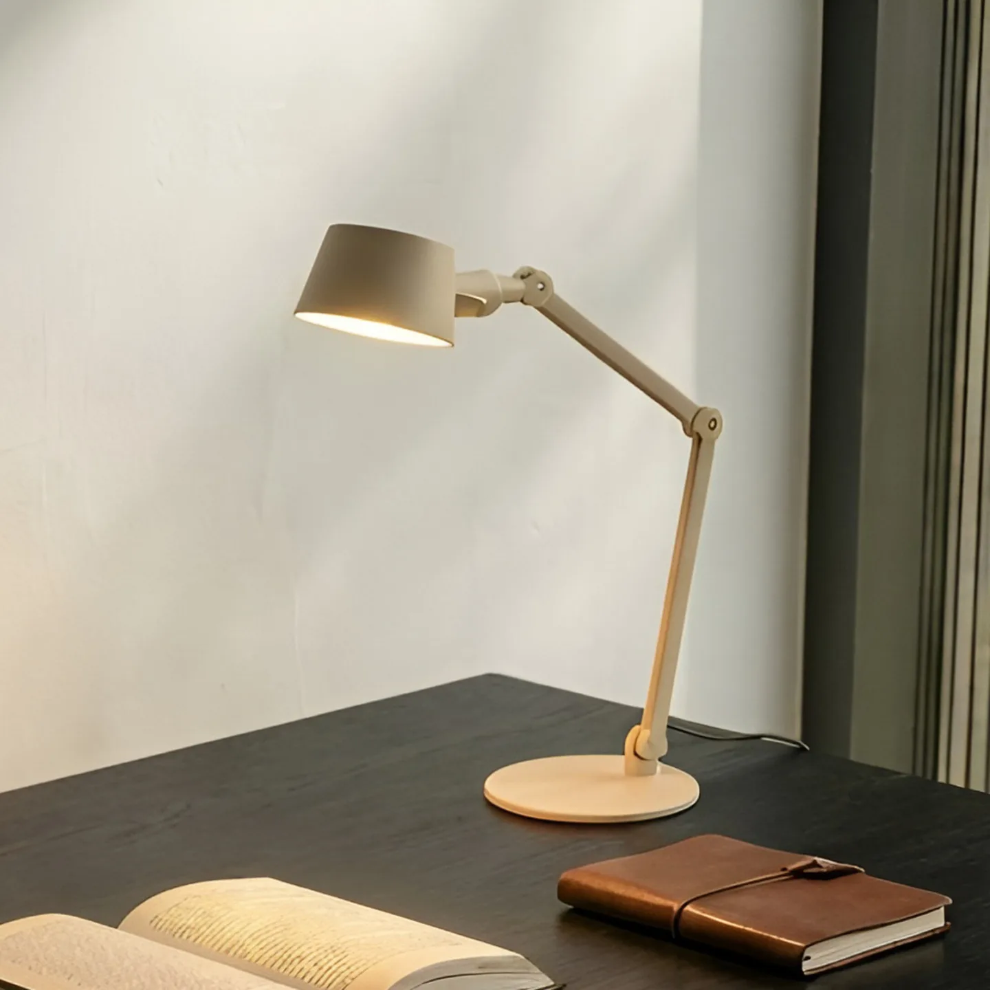Silka Tischleuchte, beige, E27, 93 cm, verstellbar - Lucande - Arbeitszimmer / Büro - Modern - Metall - Einflammig