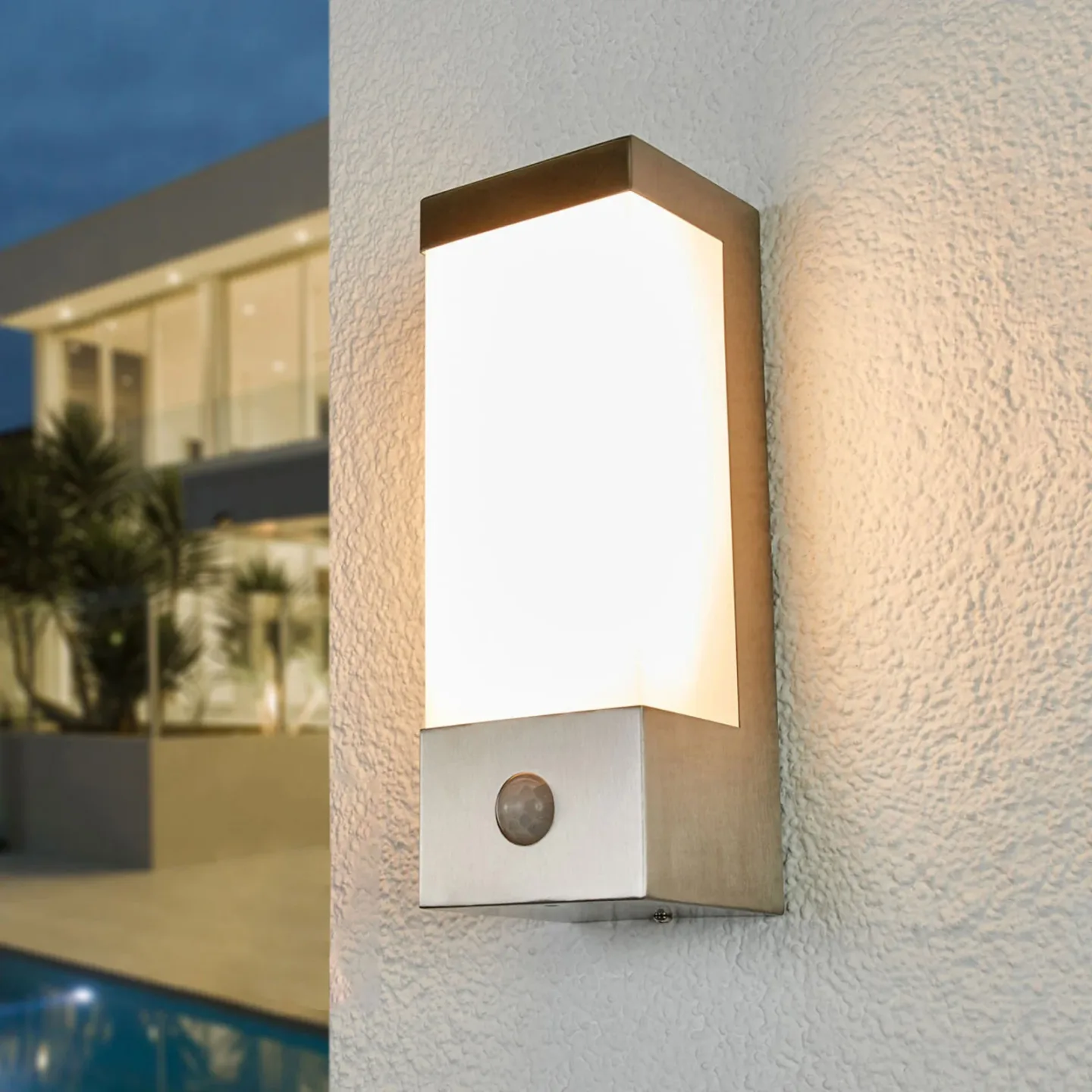 Severina LED-utomhusvägglampa, 25 cm, sensor, stål - Lindby - Terrass - Modern - Metall - Vinklad