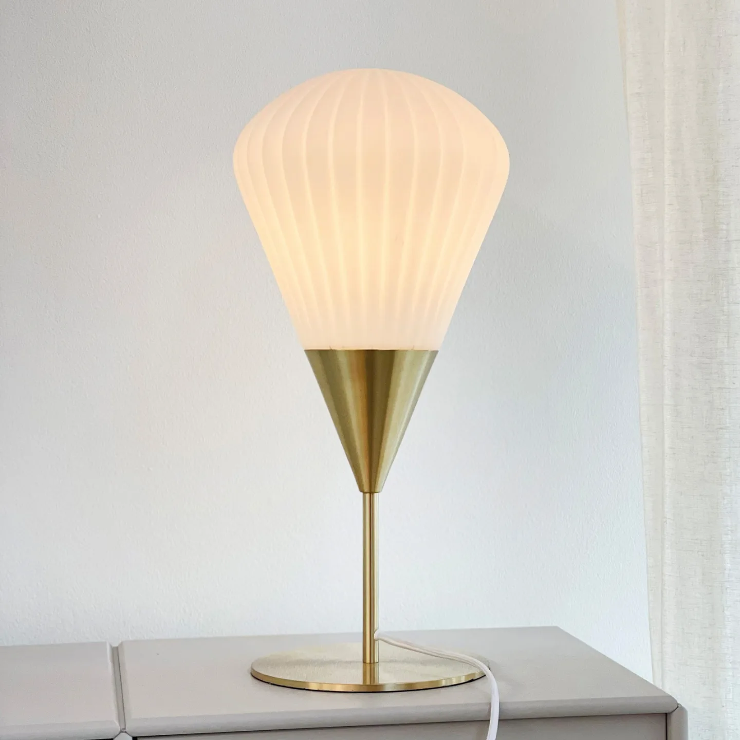 Ballon bordlampe Opal/Messing - DybergLarsen Dyberg Larsen - Stue - Design - Metal - Med skærm