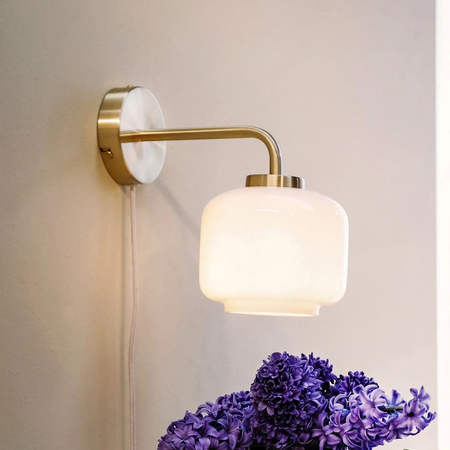 Arp Væglampe Ø15 Opal/Brass - Dyberg Larsen - Stue - Design - Glas - Med skærm