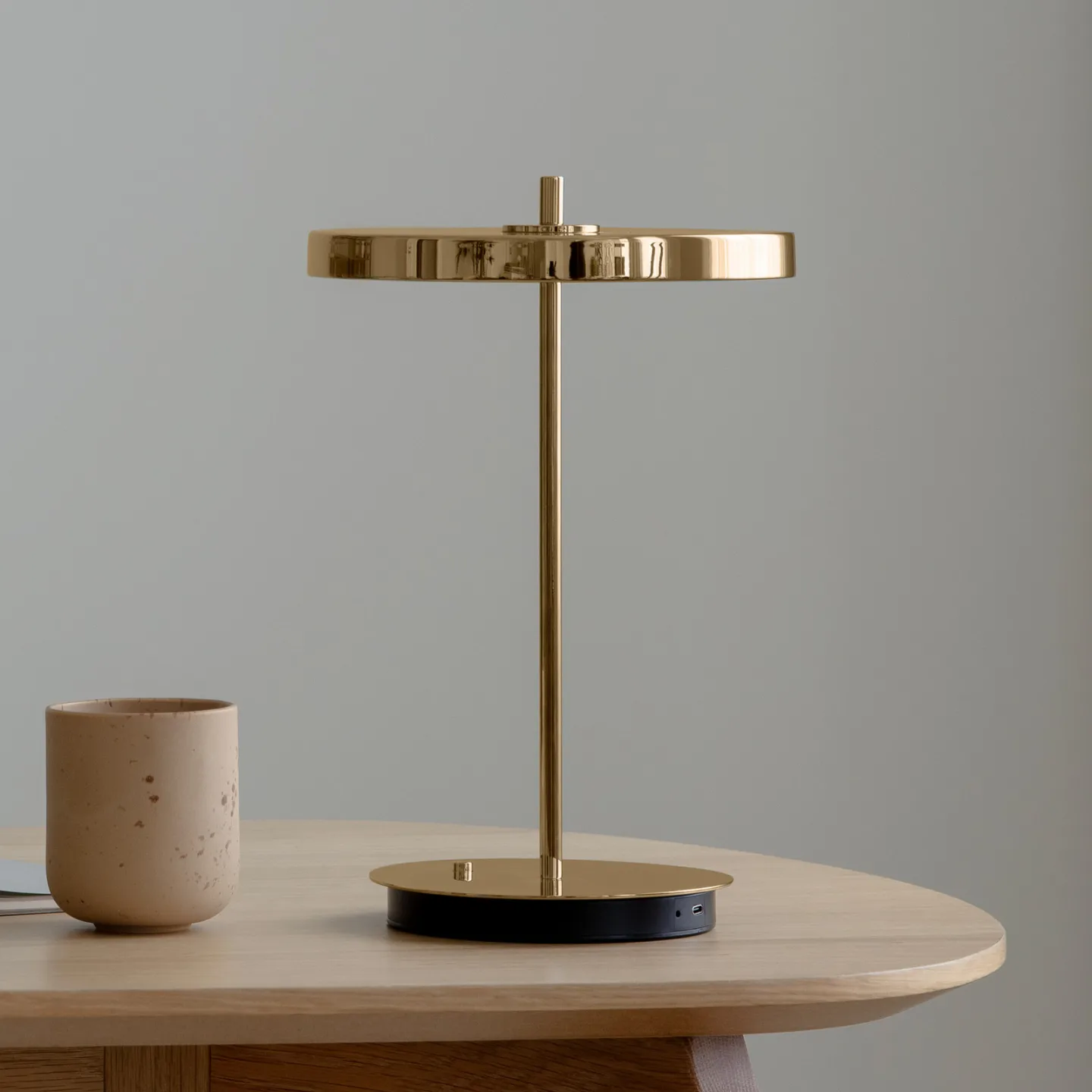 Asteria Move Portable Tischleuchte Polished Brass - UMAGE - Wohnzimmer - Design - Metall - Mit Schirm